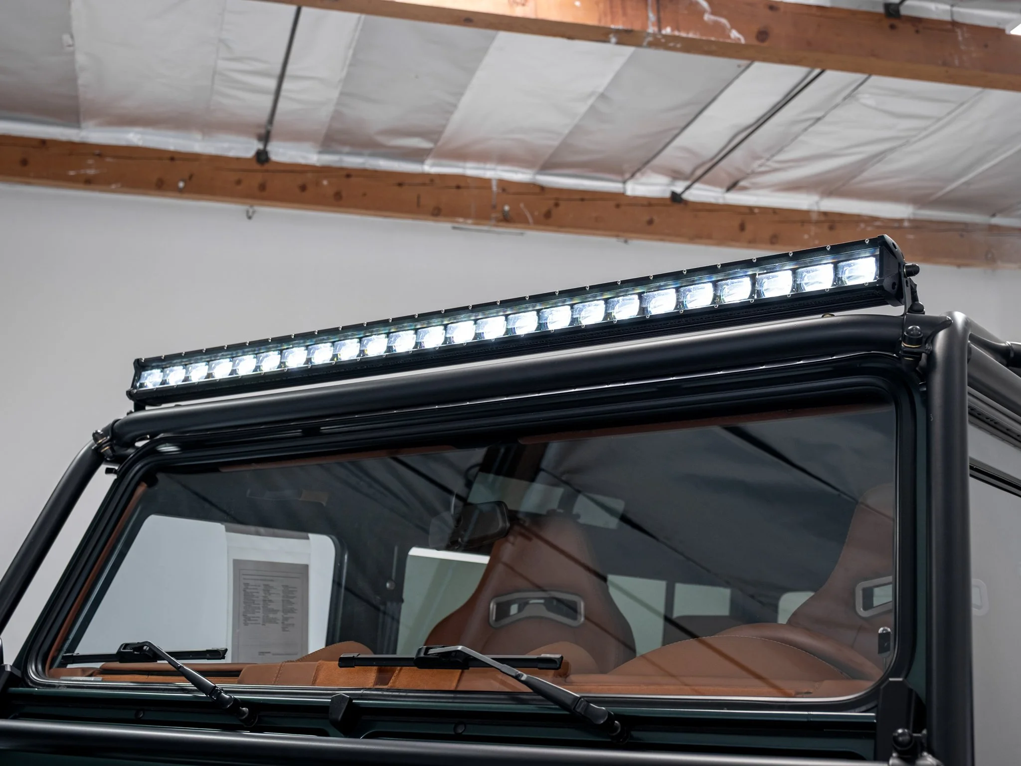 13_LRCP40801_LandRover_Defender_TheLandRovers.jpg