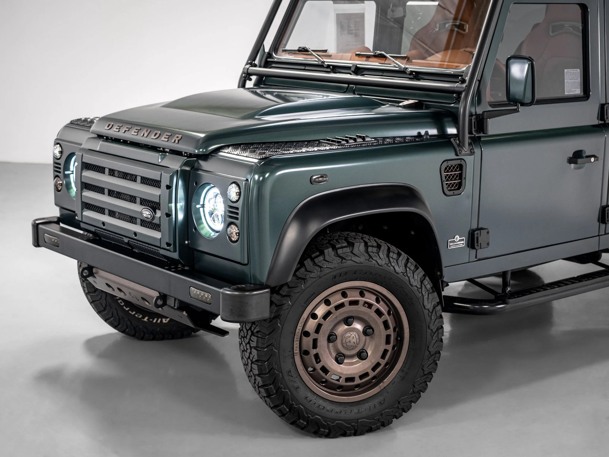09_LRCP40801_LandRover_Defender_TheLandRovers.jpg