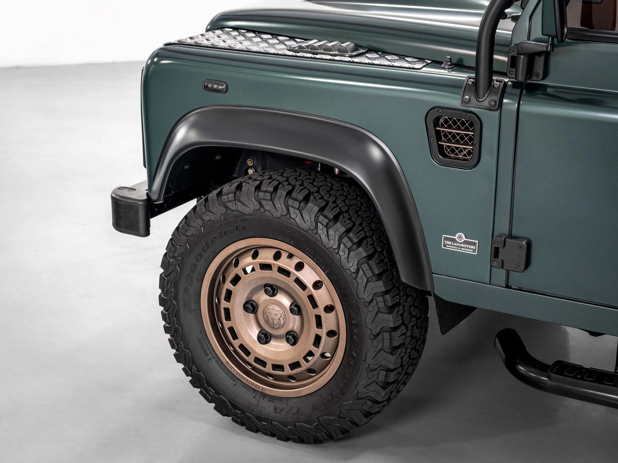 14_LRCP40801_LandRover_Defender_TheLandRovers.jpg
