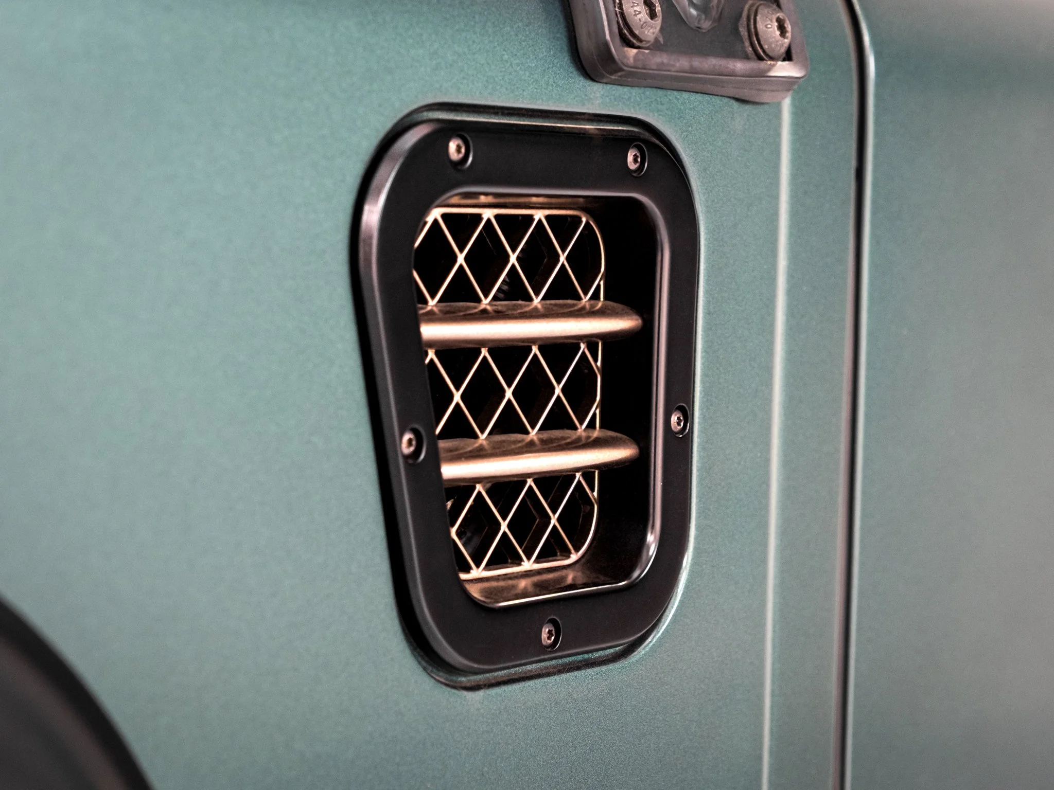 15_LRCP40801_LandRover_Defender_TheLandRovers.jpg