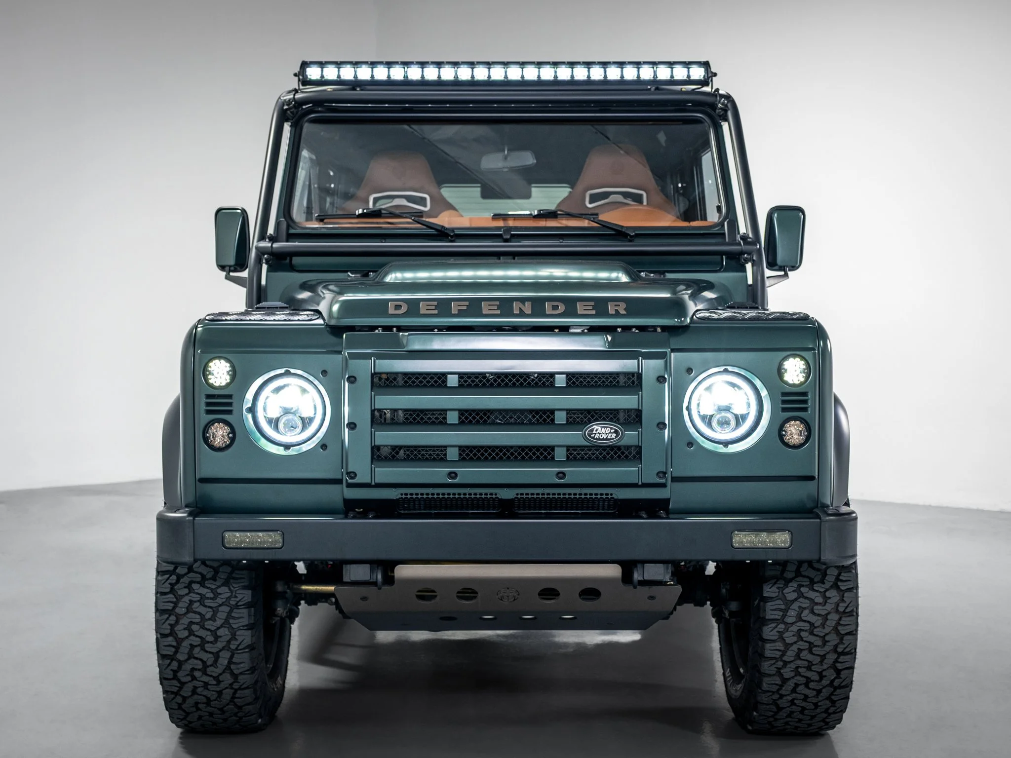 07_LRCP40801_LandRover_Defender_TheLandRovers.jpg