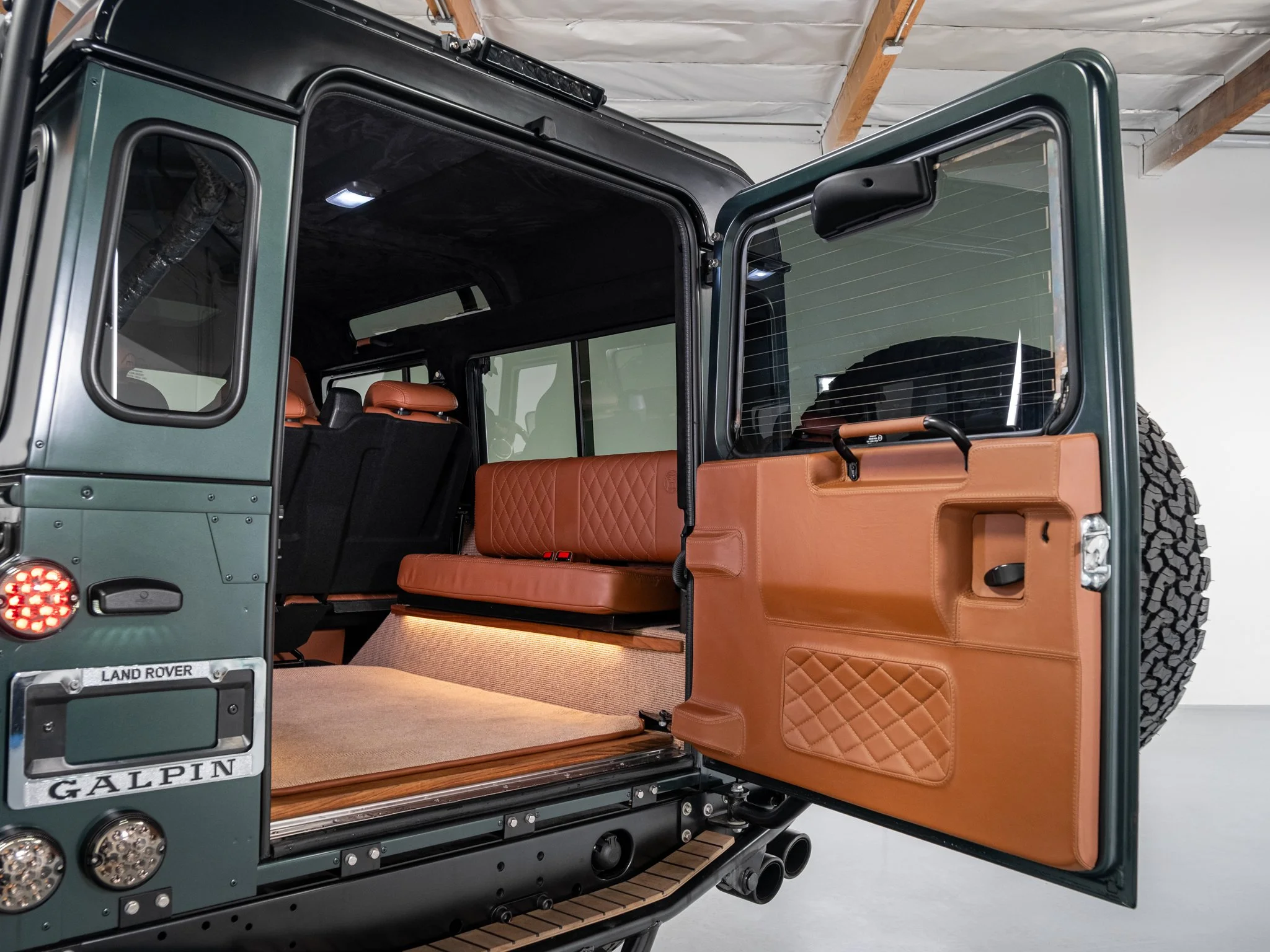 25_LRCP40801_LandRover_Defender_TheLandRovers.jpg