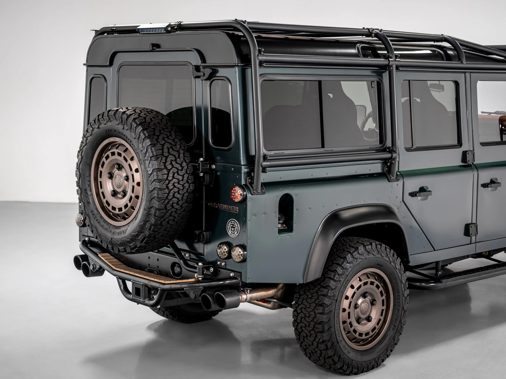 20_LRCP40801_LandRover_Defender_TheLandRovers.jpg