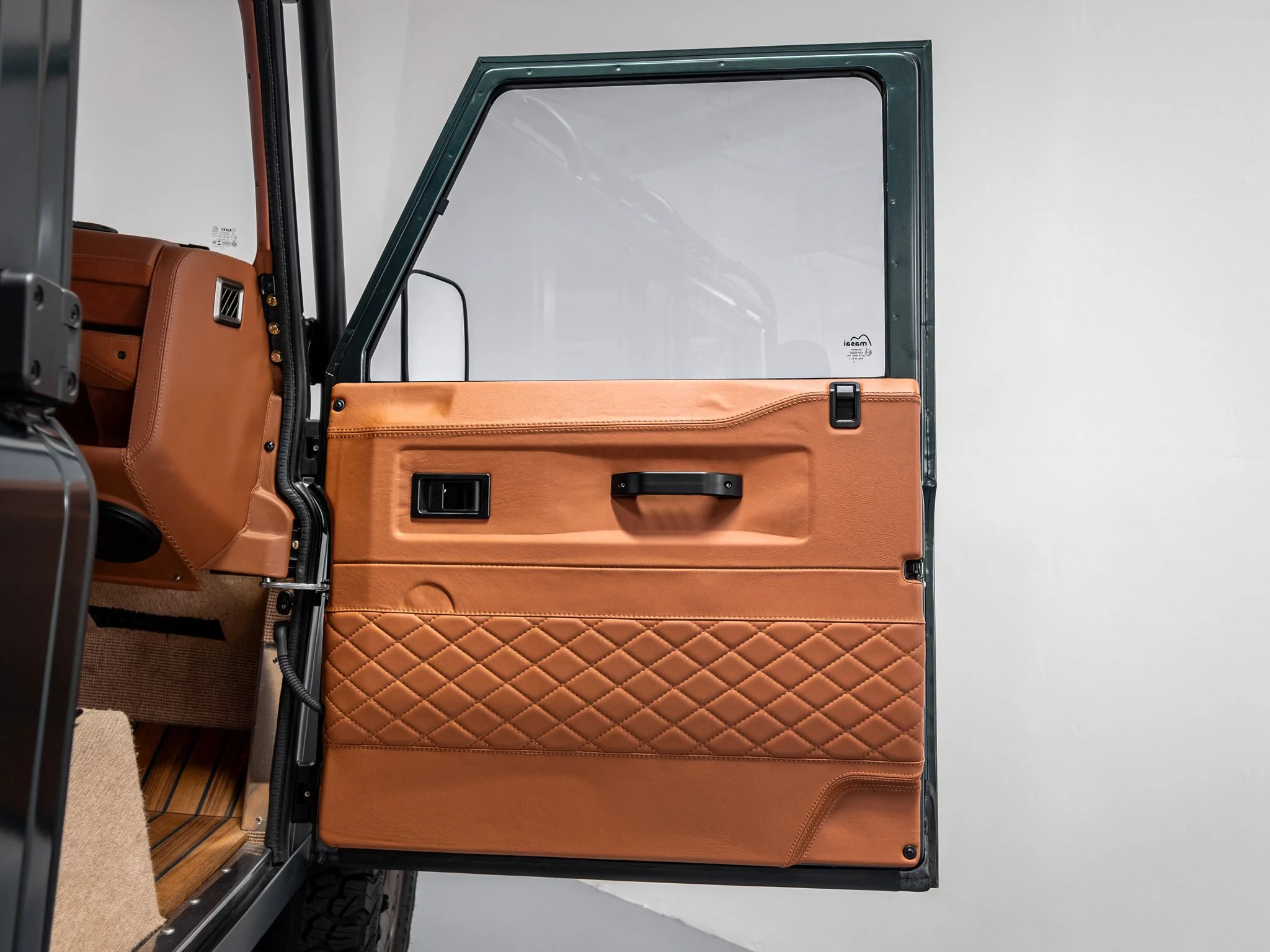 17_LRCP40801_LandRover_Defender_TheLandRovers.jpg