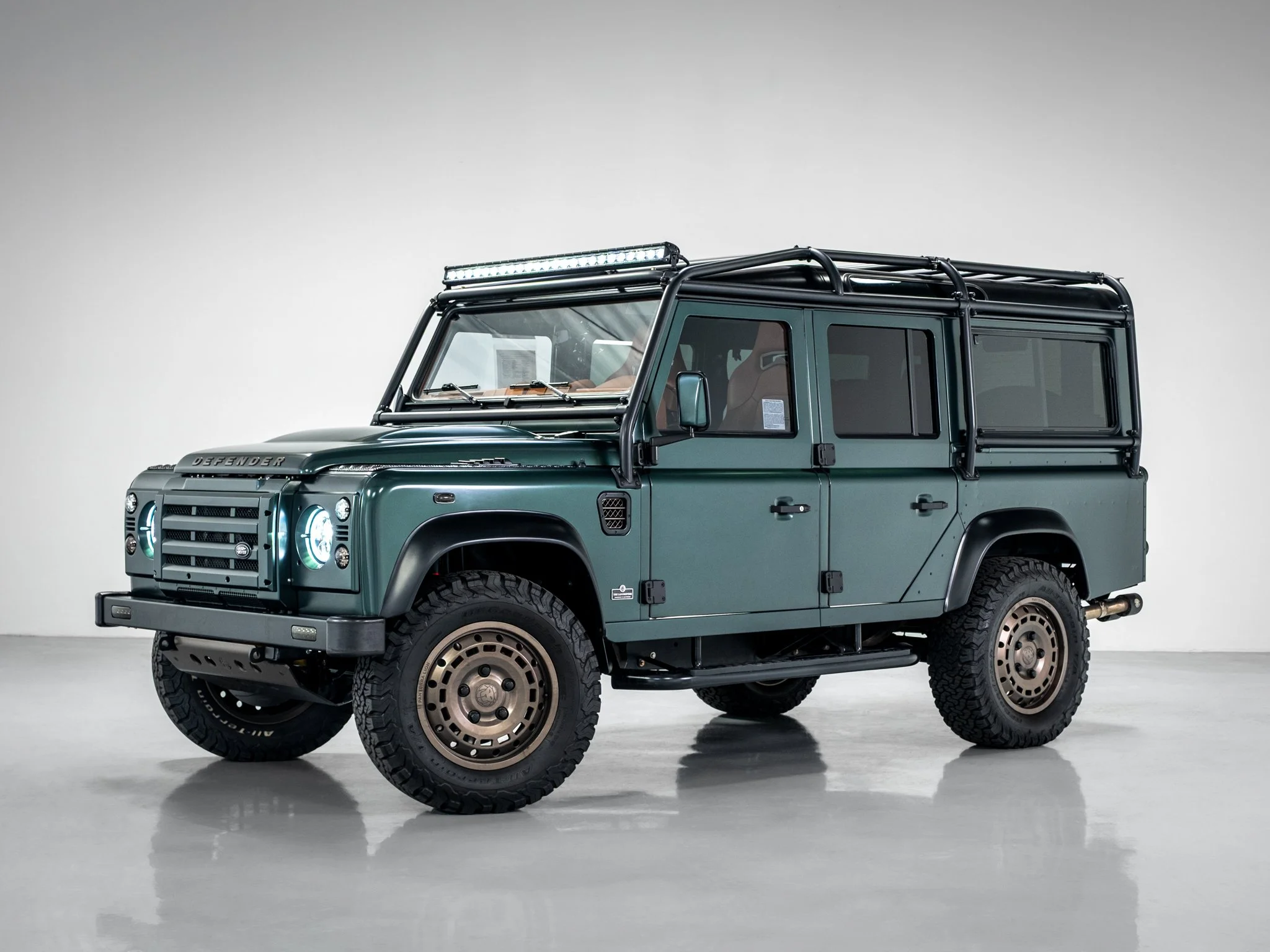 01_LRCP40801_LandRover_Defender_TheLandRovers.jpg