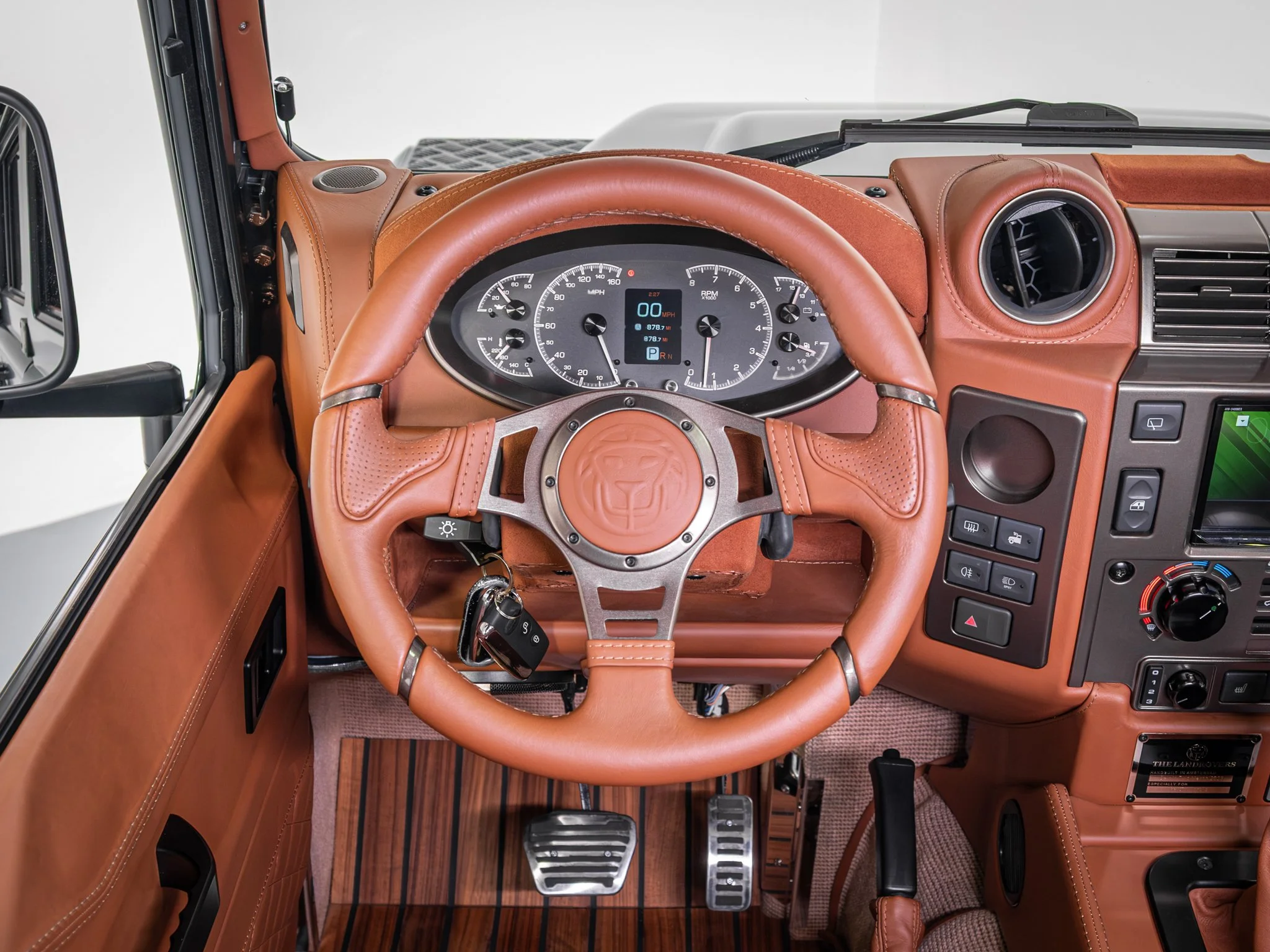 36_LRCP40801_LandRover_Defender_TheLandRovers.jpg