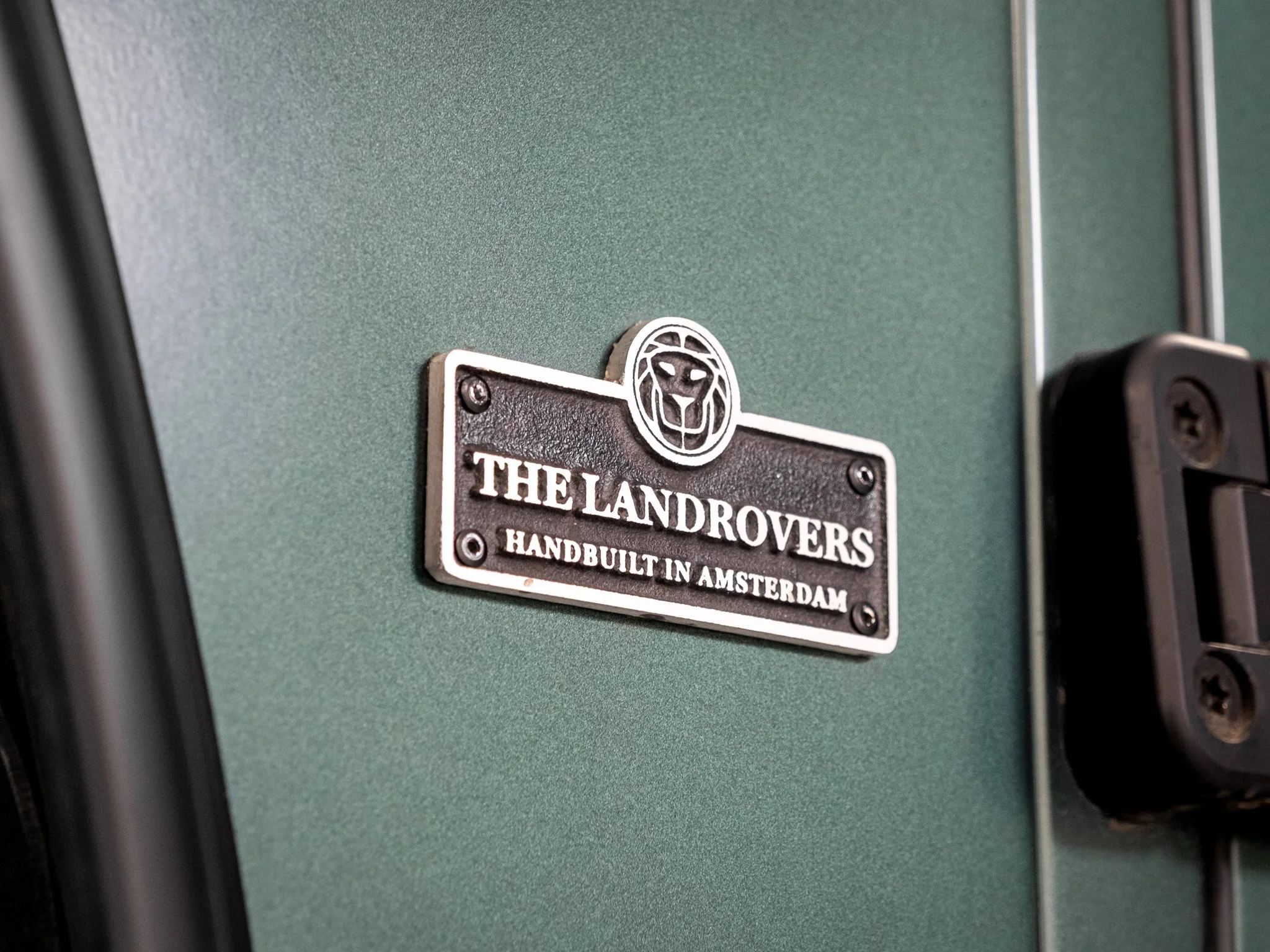 16_LRCP40801_LandRover_Defender_TheLandRovers.jpg