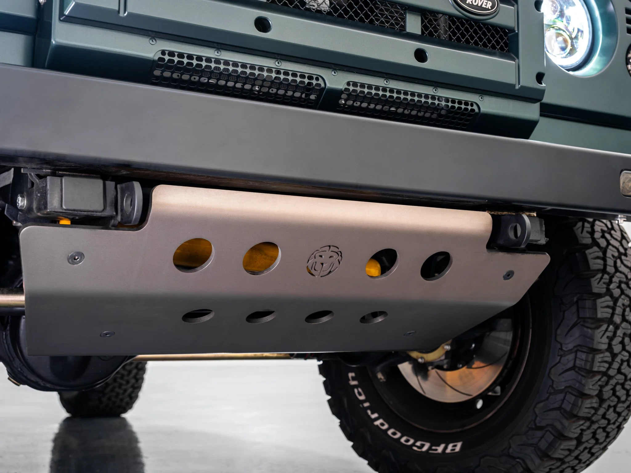 18_LRCP40801_LandRover_Defender_TheLandRovers.jpg