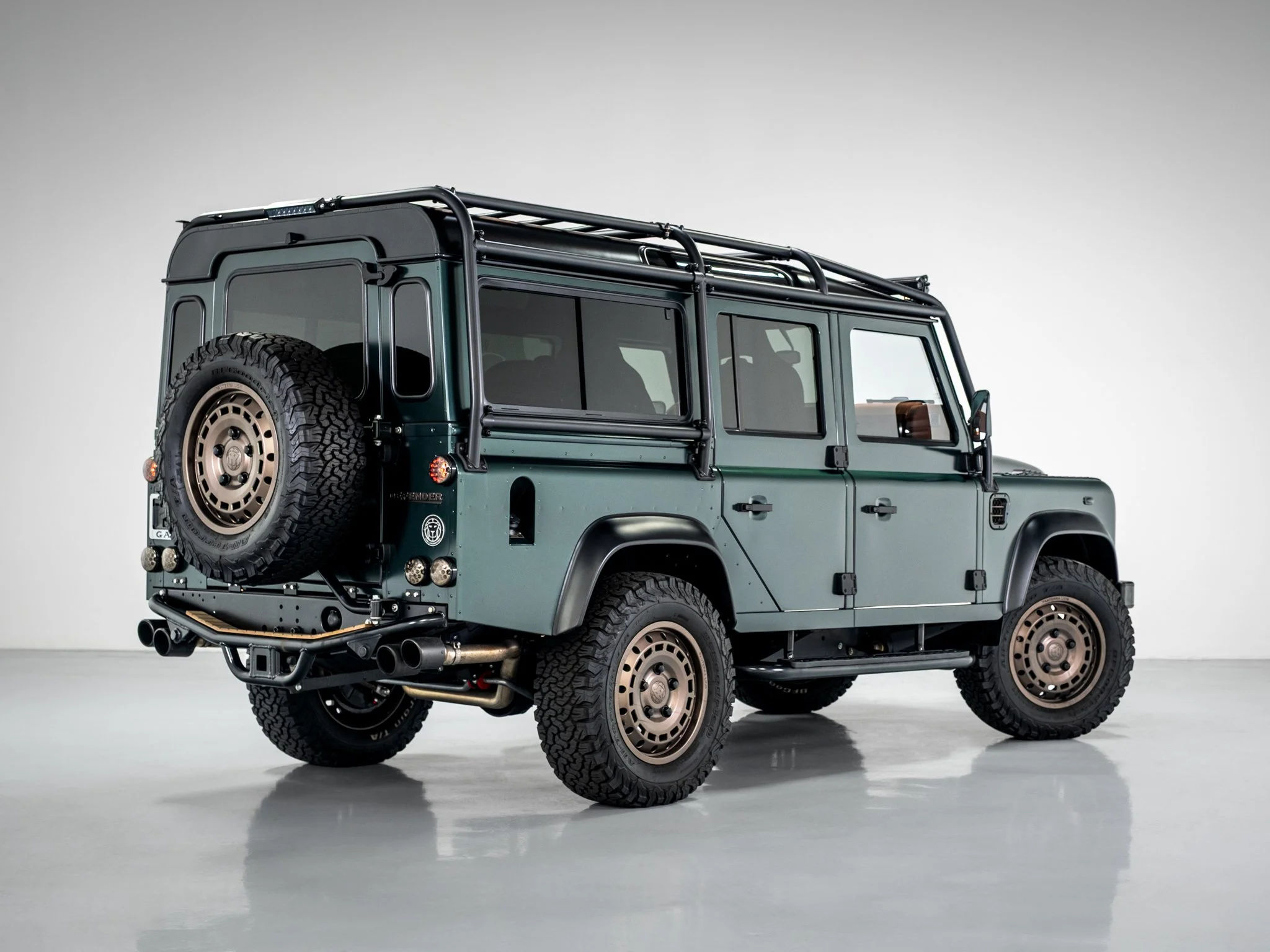 02_LRCP40801_LandRover_Defender_TheLandRovers.jpg