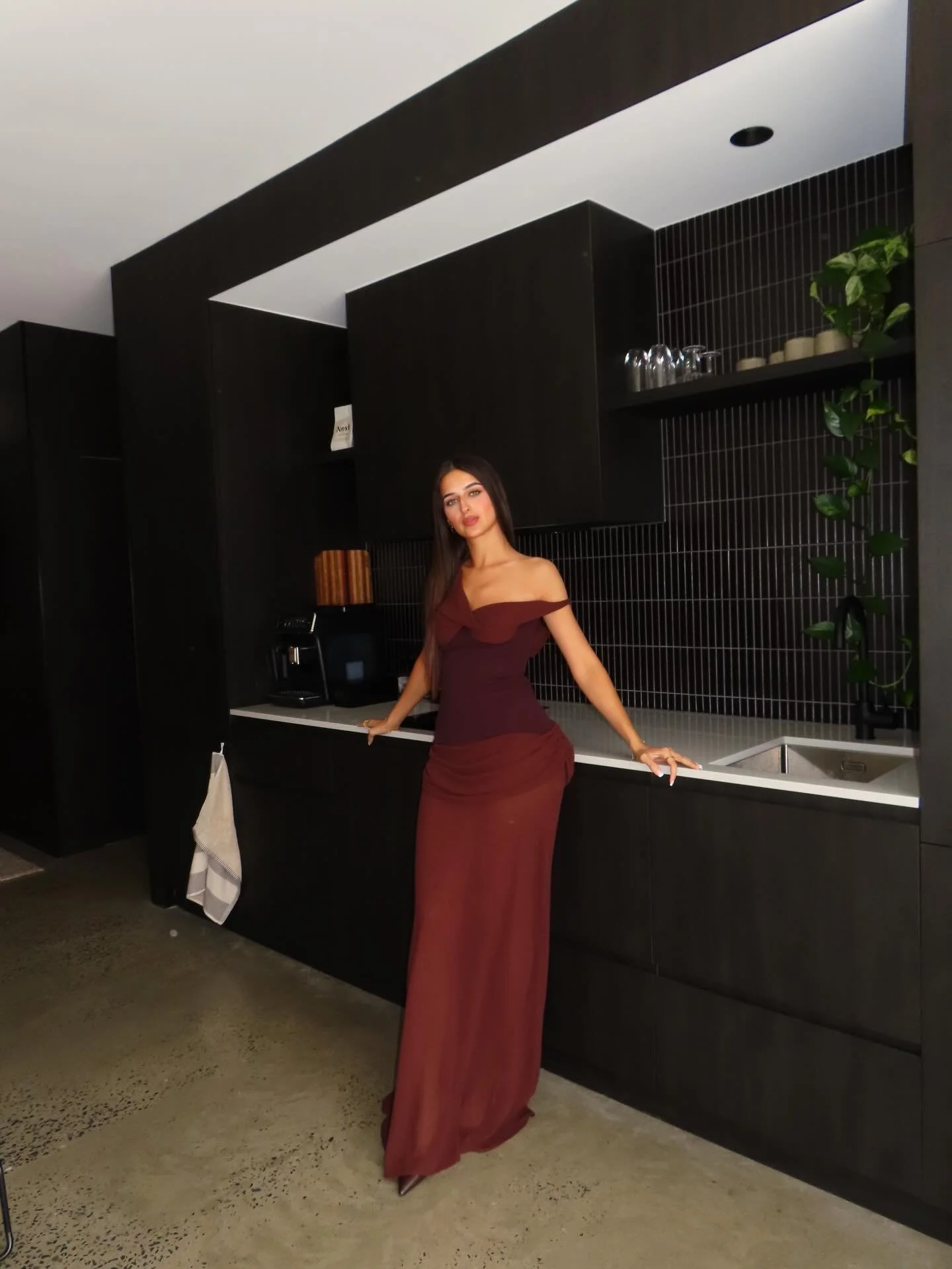 @kristinaulaj in the Natalie Rolt cadence gown in brown 🤎🤎
size: 0 (6) + 1 (8)
Hire for $130

(RRP: $660)