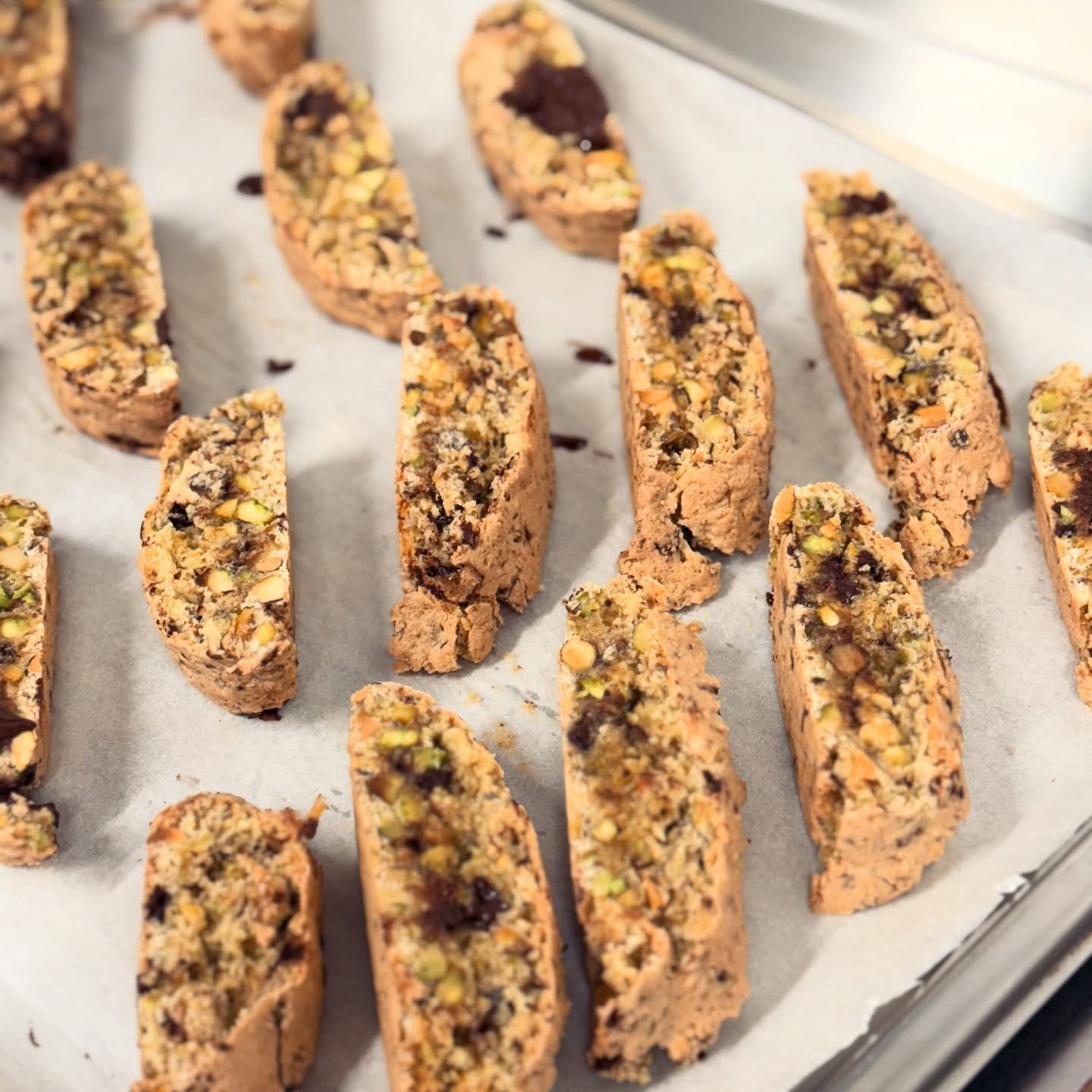 In produzione oggi i nostri cantucci morbidi al pistacchio e cioccolato fondente.
Per i nostri clienti e per le pause Caff&egrave; dei nostri servizi corporate.