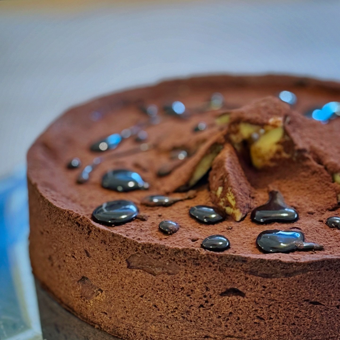Cioccolato fondente, caramello salato, pere e gocce di glassa a specchio. Buffet dei dolci invernale?