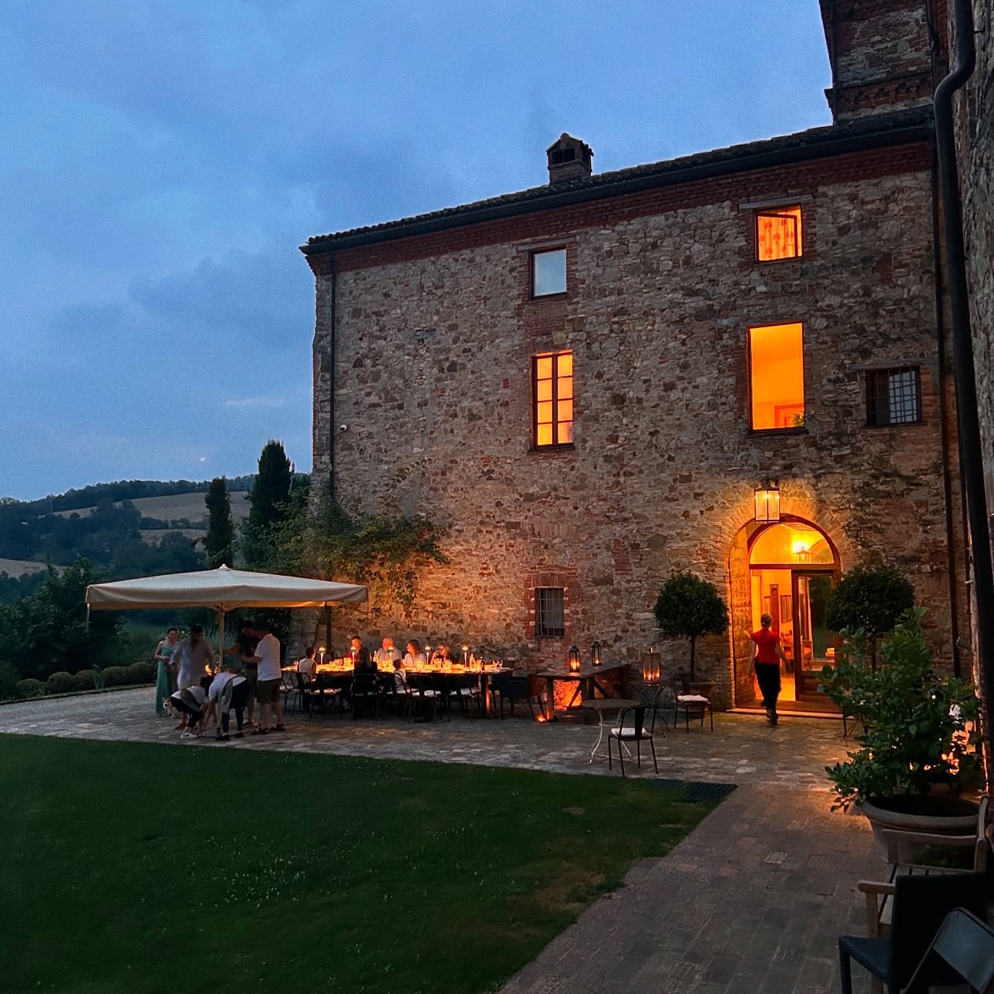 egg&bull;white a Tassara, cena degli sposi con gli amici prima del matrimonio del giorno successivo.