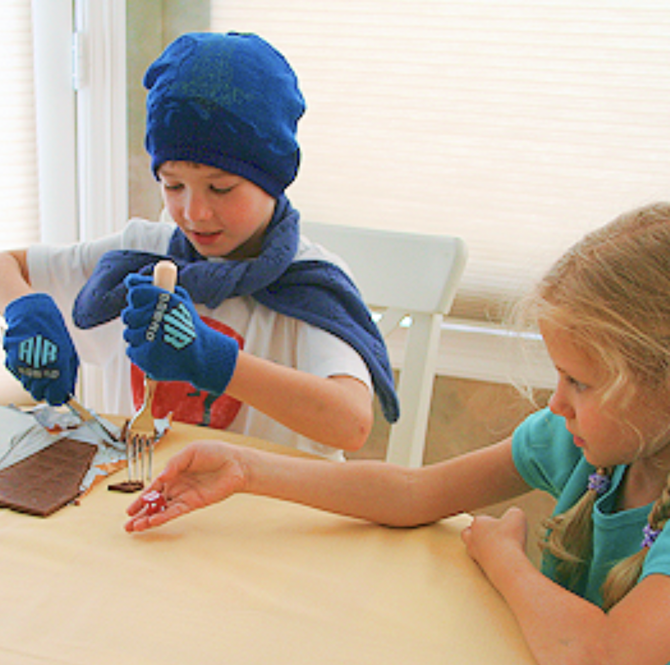 An image of Schokoladen-Wettessen - eat a bar of chocolate!