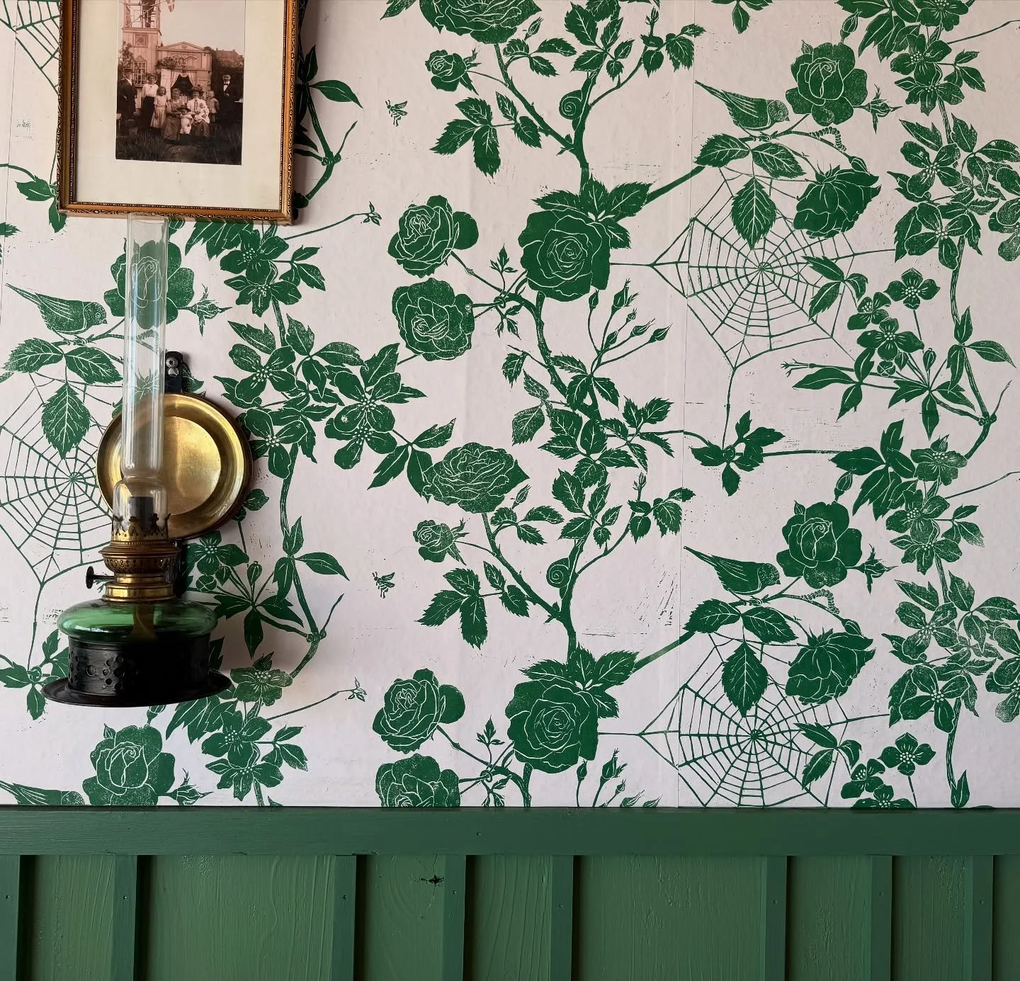 @gertrudekiel makes these magnetically whimsical wallpapers that I LOOOOVE&hellip; she also hosts classes here in Denmark 🇩🇰 for how to make them, and I hope she can do that in Maine someday. Maybe at @haystack_school? What are other schools of cra