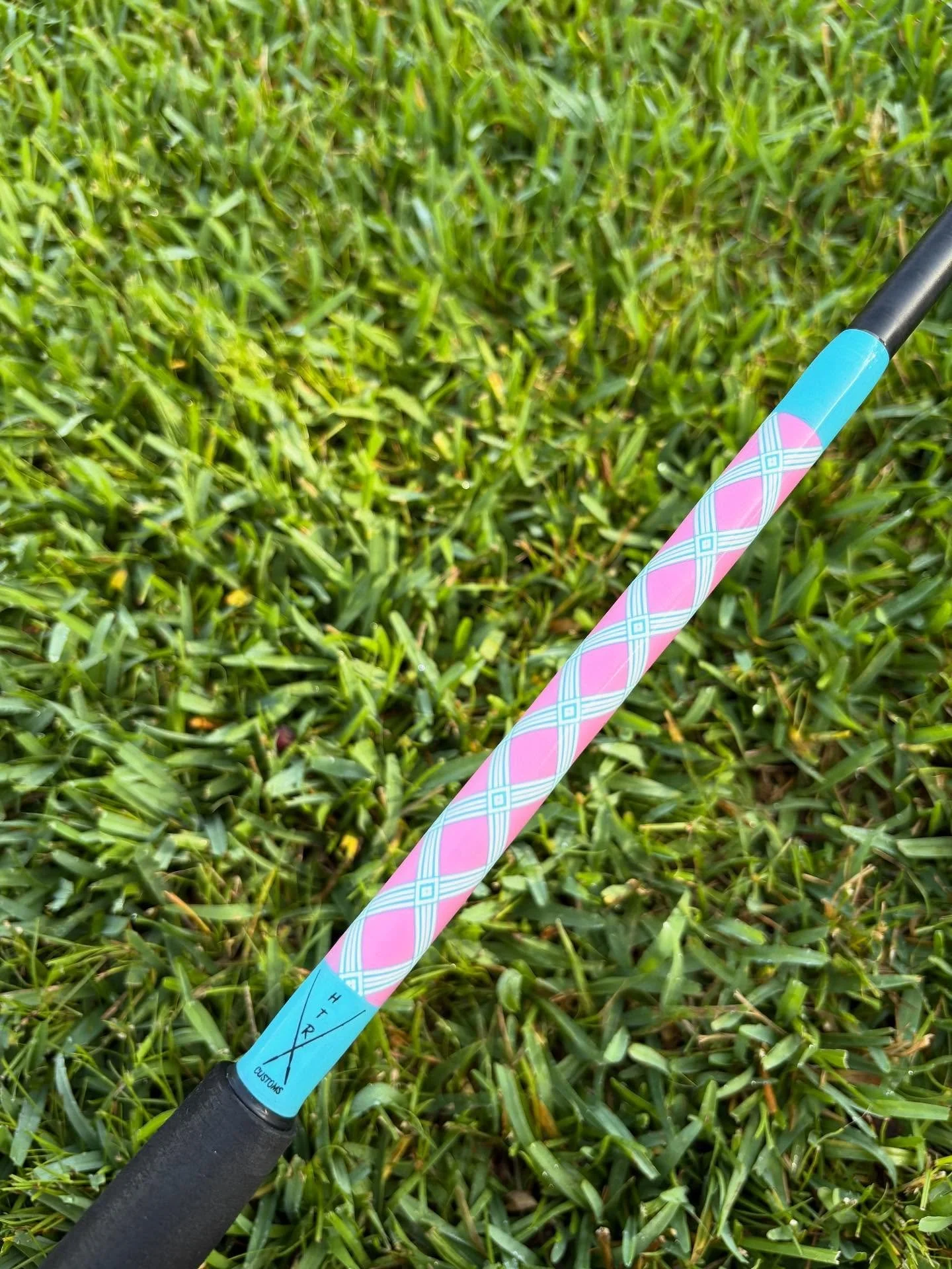 Beautiful pink and teal 8&rsquo; Bushido Nanophene with a full grip and Fuji deluxe reel seat.
&bull;
&bull;
&bull;
&bull;
&bull;
&bull;
&bull;
&bull;
#Customrod #customrods #customrodbuilding
#Customrodbuilder #fishingrod #fishingrods #fishing #fish