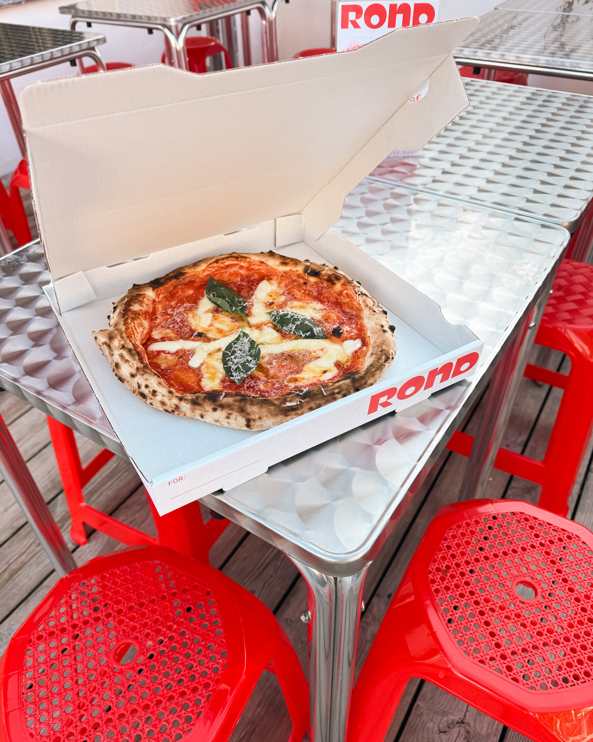 Pizza cuite au four napolitain chez ROND à Anglet