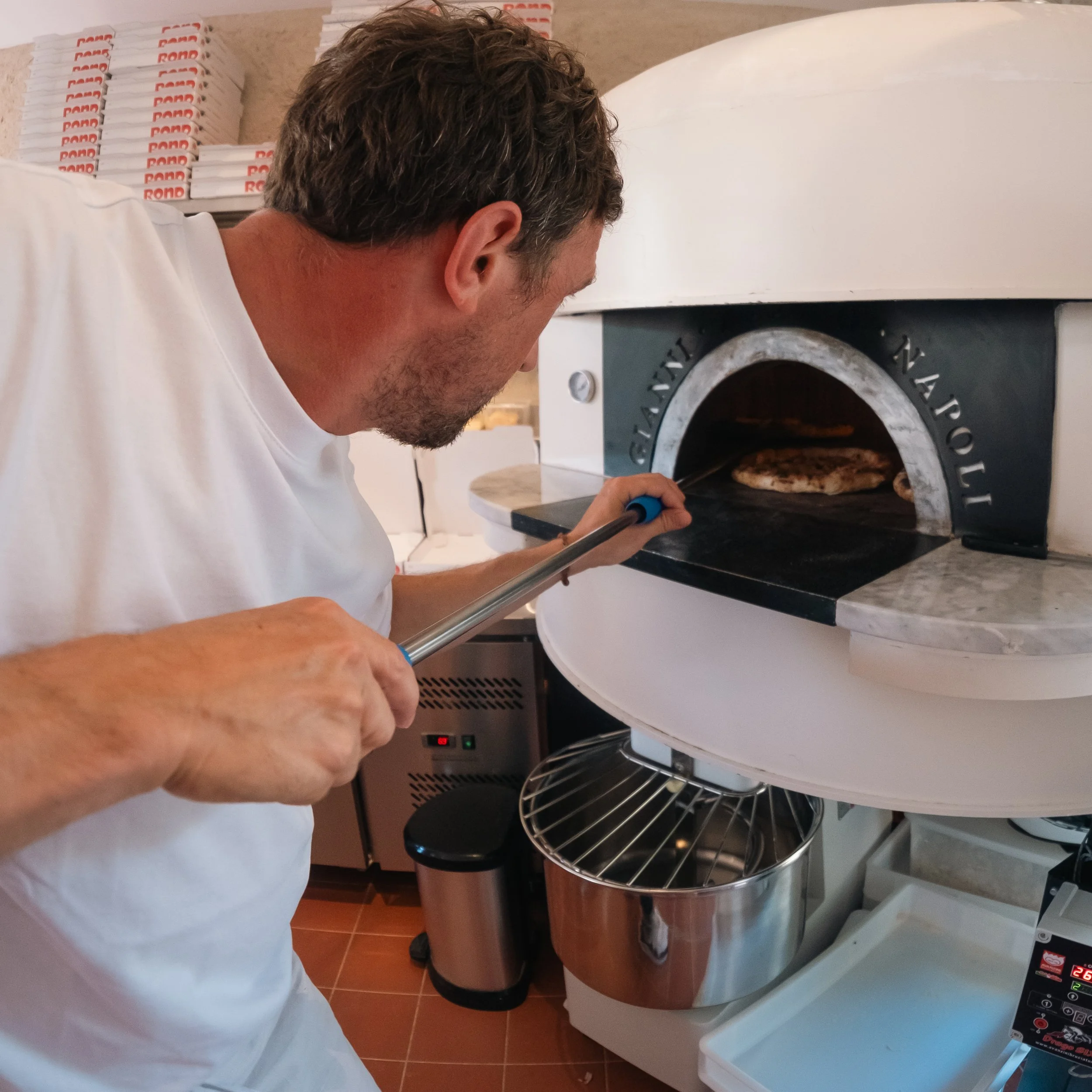 Préparation de pâte à pizza napolitaine dans la pizzeria ROND à Anglet