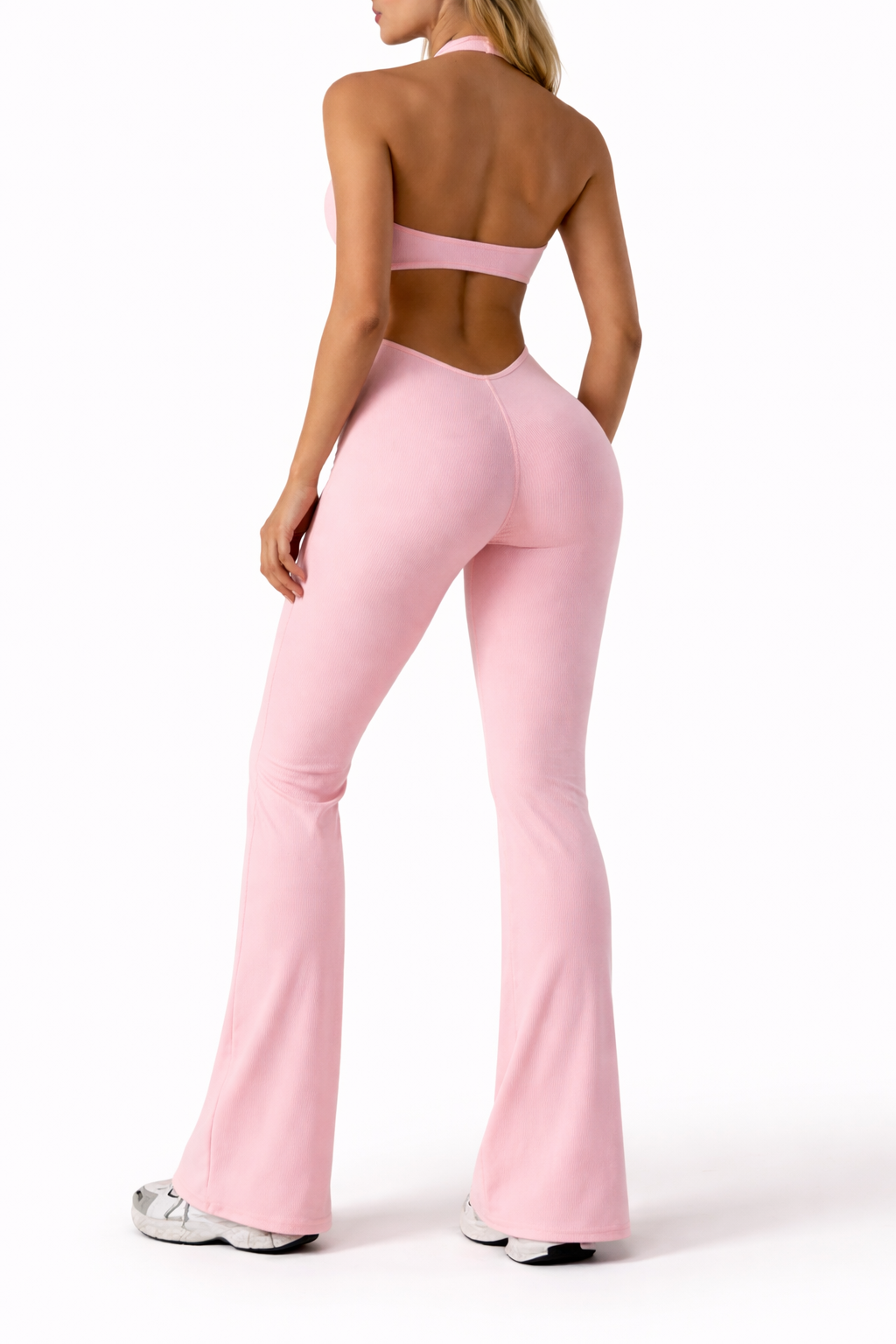 Mujer modelando un mono rosa claro.png