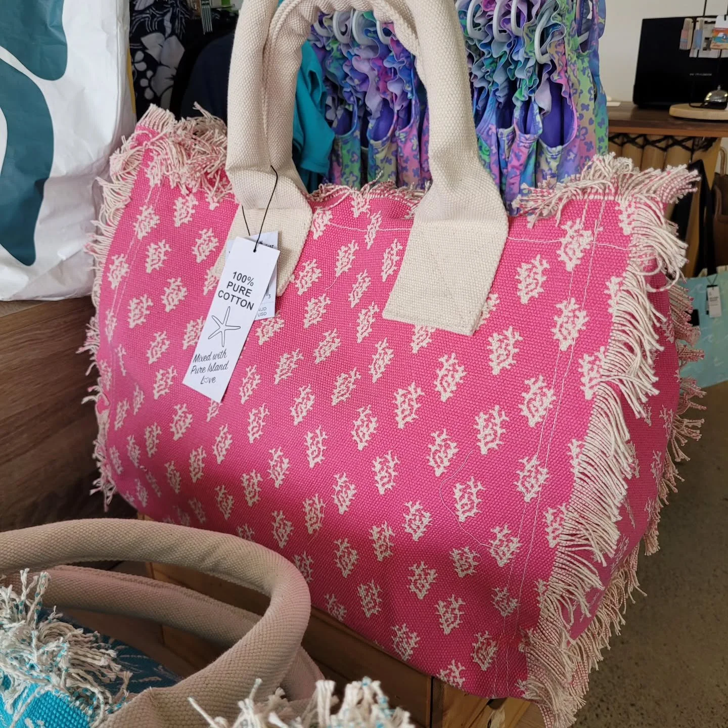Hau'oli Monday 🌺 

Look at these gorgeous large beach bag! By West Indies Wear. 100% cotton. Lovely colours 🌴