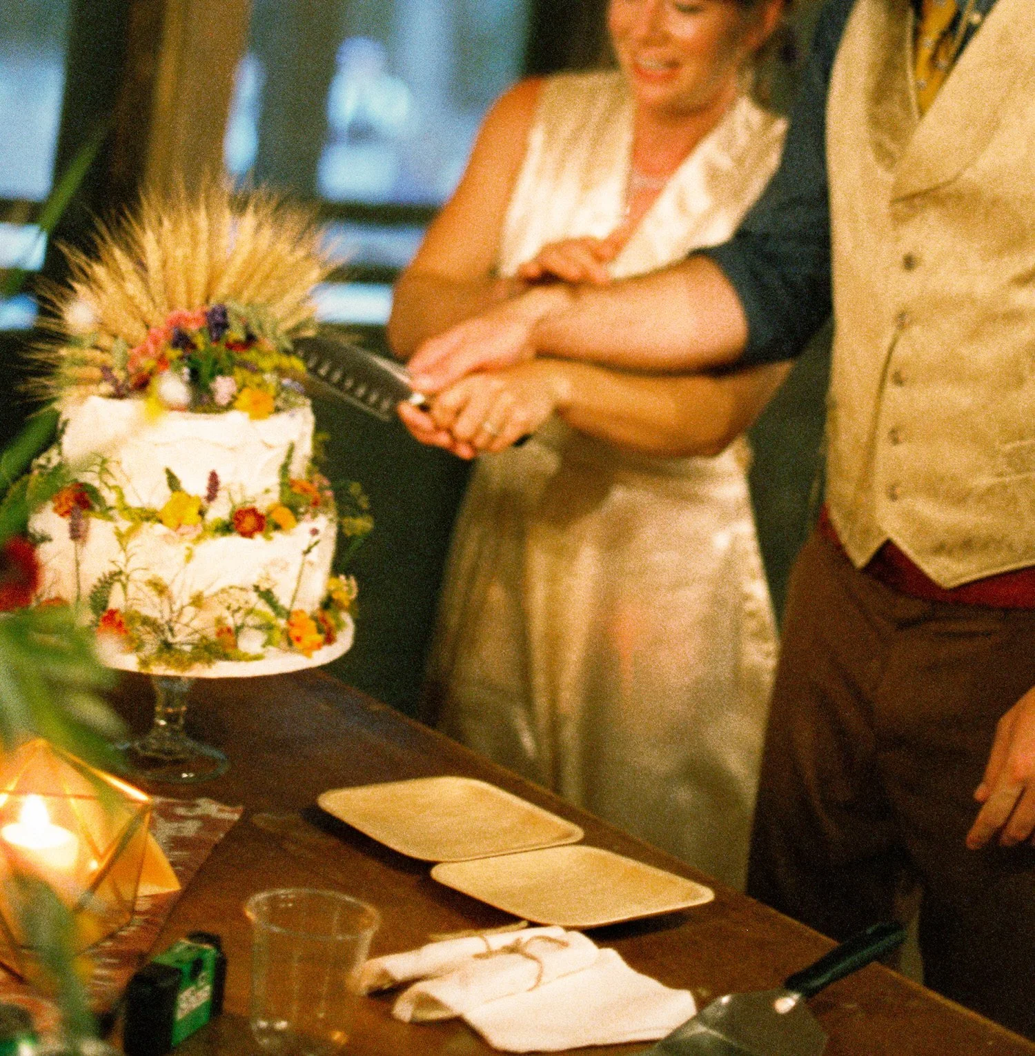 couple cutting the cake