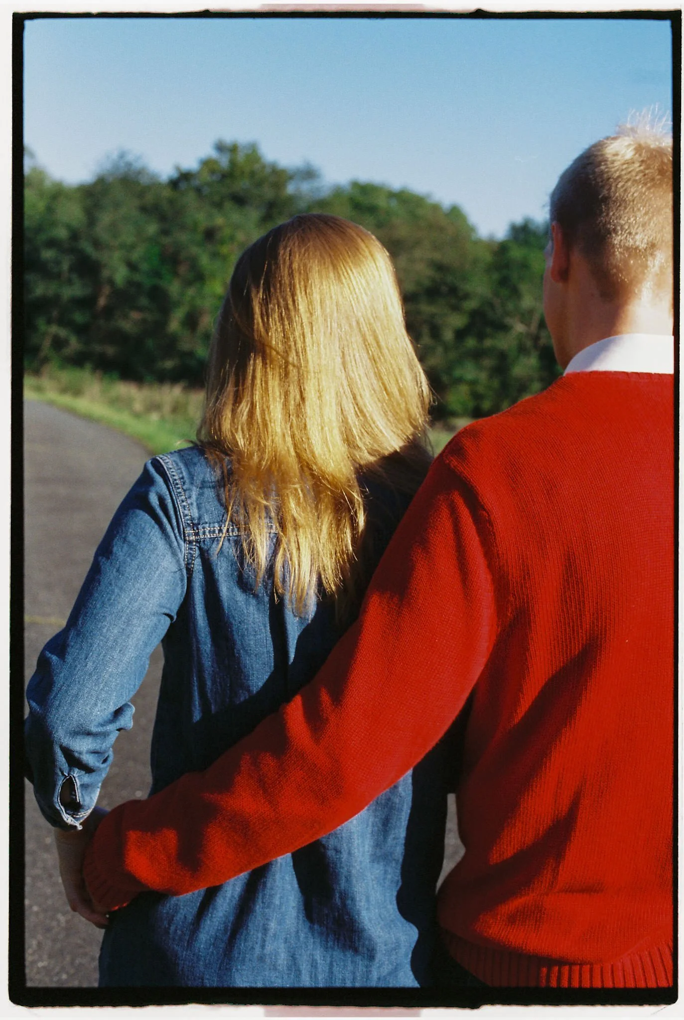 couple holding hands outdoor lifestyle session