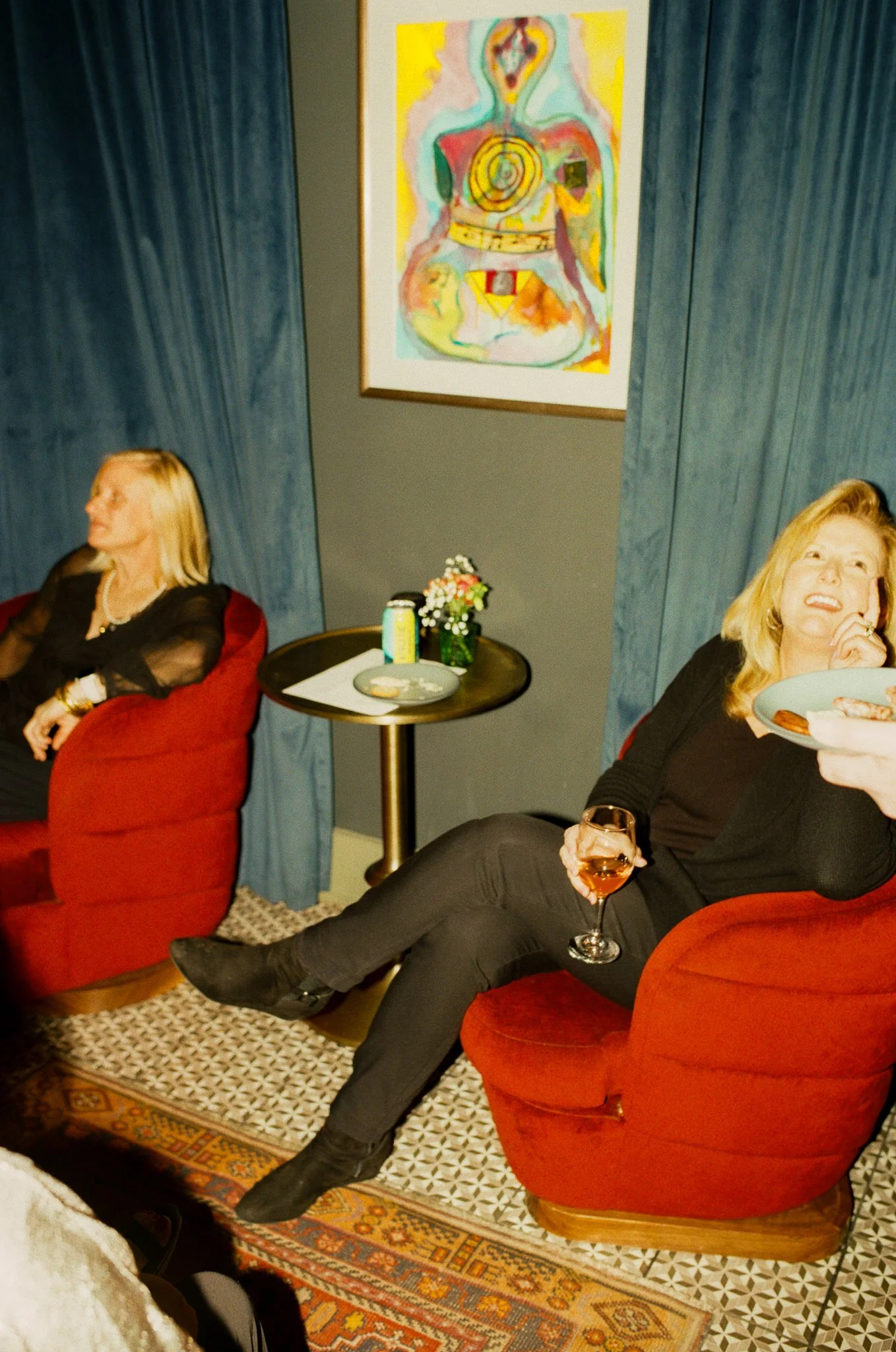 wedding guests enjoying cocktail hour