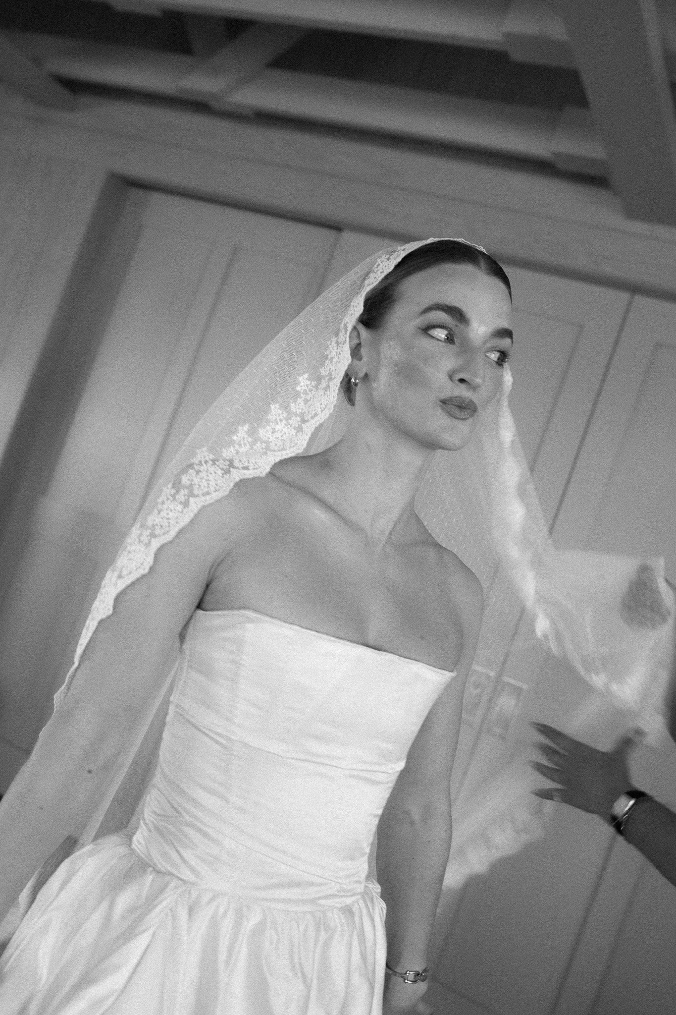 bride putting on her veil