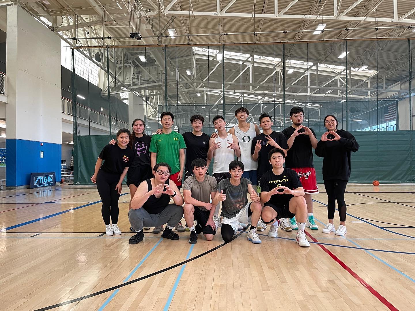 Week#8 Shout out to the new champ! 🗣🗣🗣👑 Team UO! congrats to the young Fighting Ducks came all the way from Eugene campus.
本周的冠军UO队,一路过关斩将,两度绝杀反超把我们的🏀局热度推向新高!
#pdxchinese #westcoastchinese #westcoastchinesehooper #🏀局#西海岸🏀局#北美篮球#华人篮球 #华人篮球赛