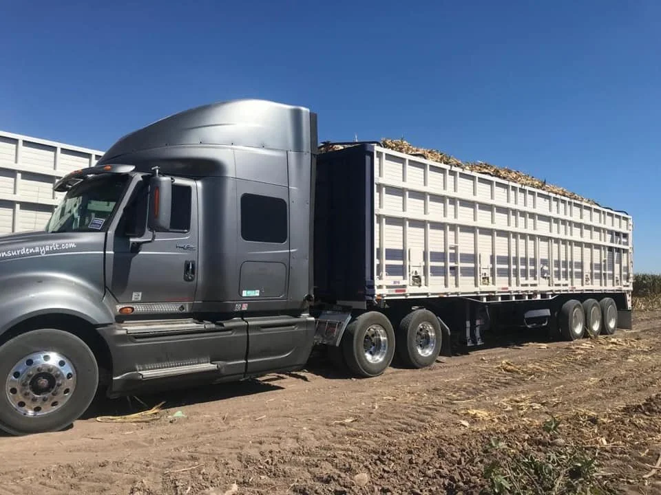Transporte de carga en remolque tipo jaula.