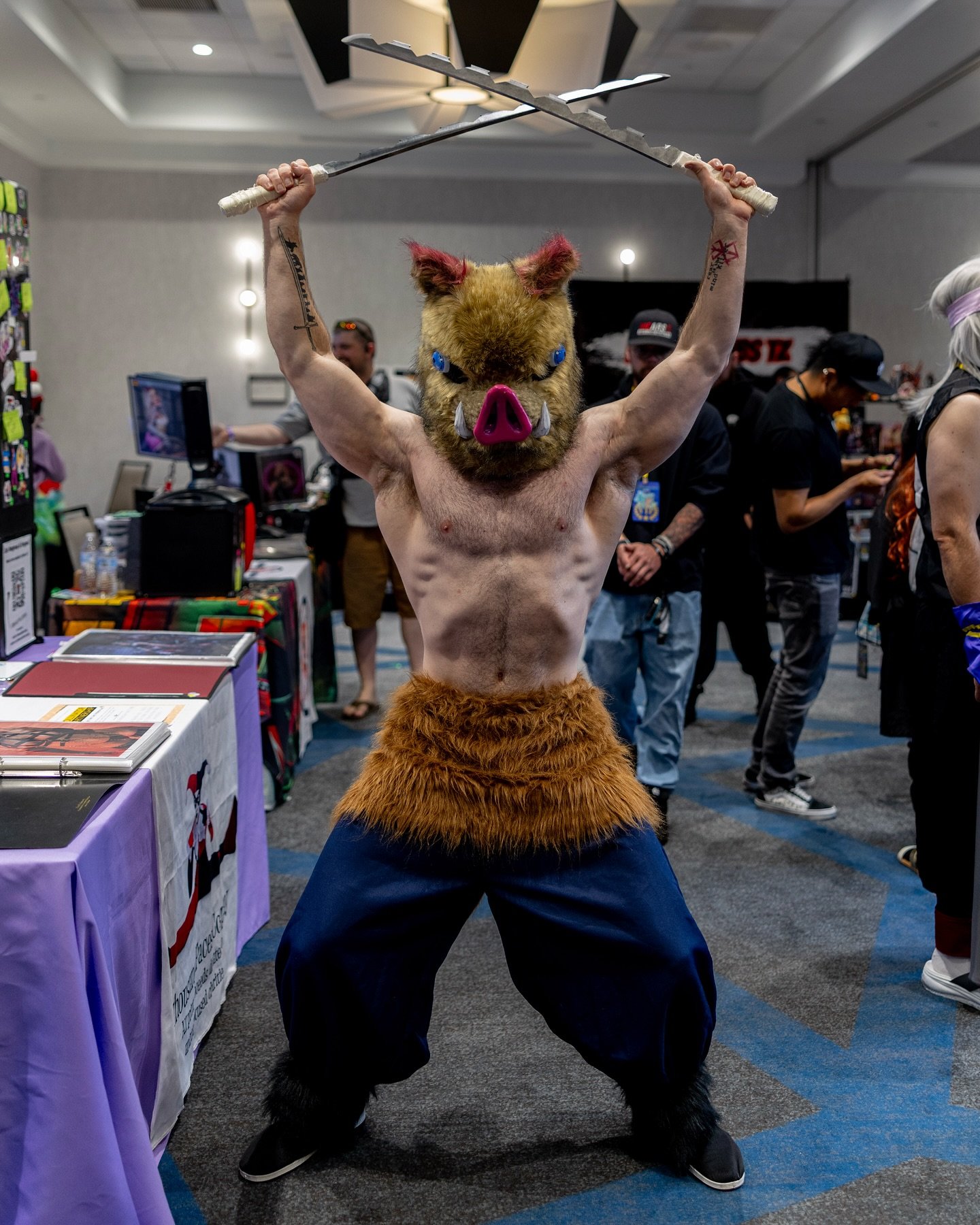 You hear that? That&rsquo;s the sound of the wild beast charging through the con floor @thousand_faces_cosplay absolutely slaying as Inosuke from Demon Slayer.
Blades sharp, energy feral, and shirt? Nowhere to be found. If you&rsquo;re gonna cosplay 