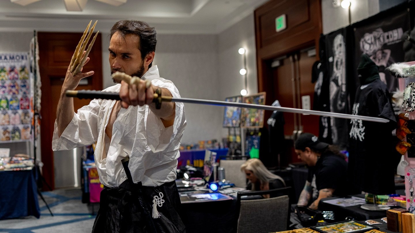Always a pleasure seeing my buddy @ep_wolverine at cons. Rocking the bone claws and channeling peak Logan-in-Japan energy, straight out of the Claremont era. Precision, presence, and pure cosplay mastery.
