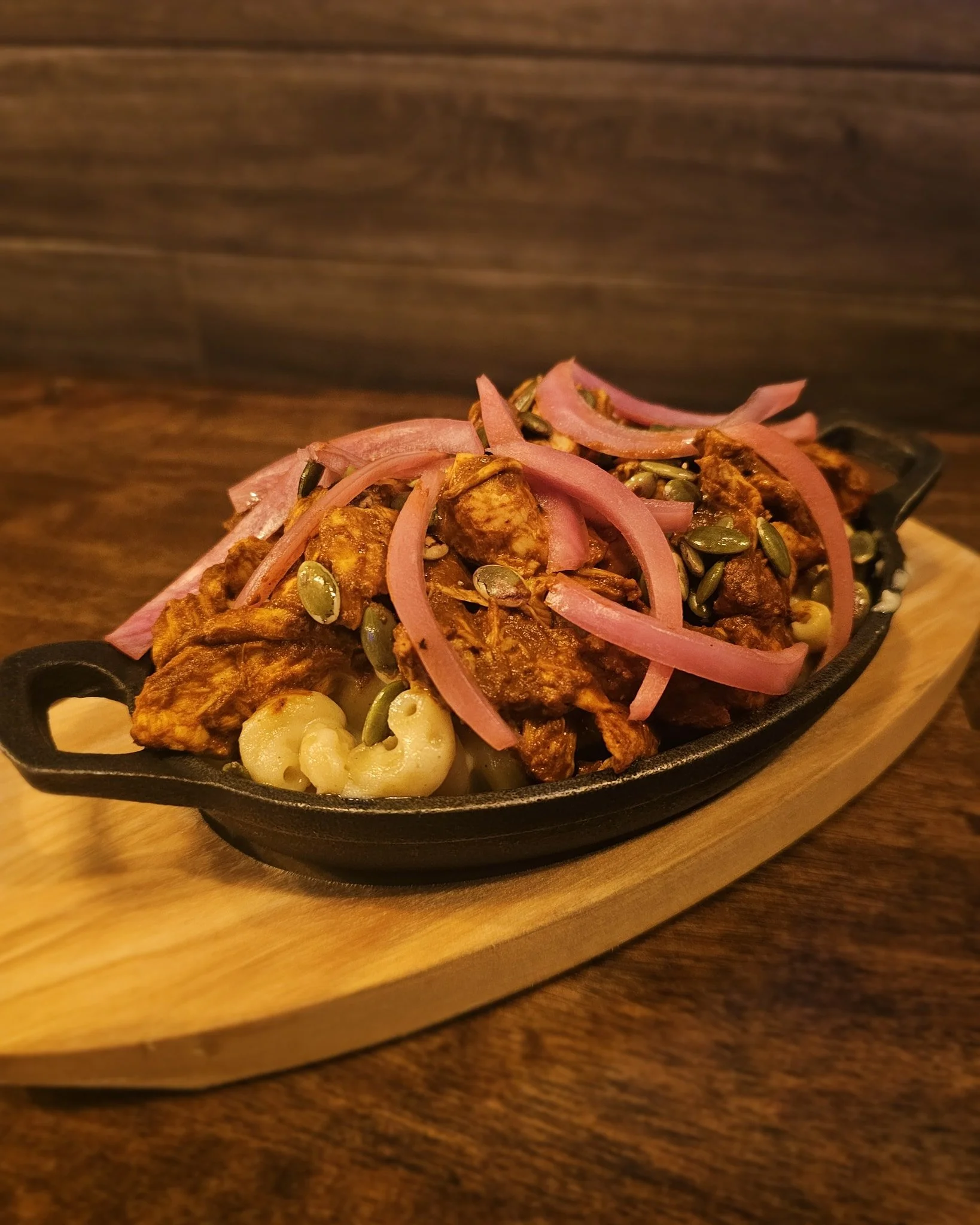 ‼️ HOLY MOLE MAC ‼️

Fern whipped up a creamy white mac and cheese, featuring housemade Mole chicken, pepitas, and pickled red onions. 

Come in and try it today, 11am-8pm.

#FranklinStreet #MacMonday #BestBartenders #FernsMacAndCheese #Special