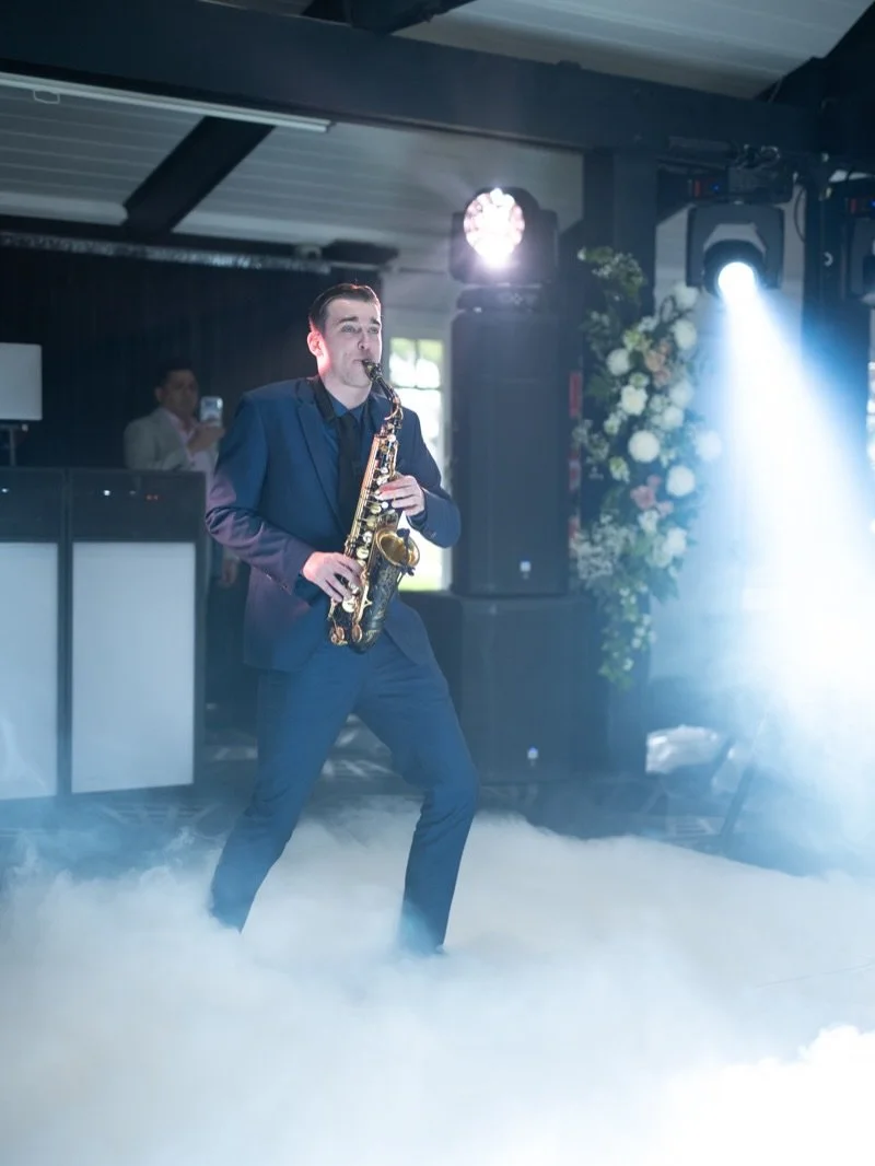 Still remembering the beautiful moment I shared with Asini &amp; Sanjura ✨

Their first dance, enhanced with live sax, made it truly unforgettable.

👰 Bride: @_asiniiii 
🤵 Groom: @sanjula_am 
📍 Venue: @windmillgardensofficial 
📸 Photography: @san