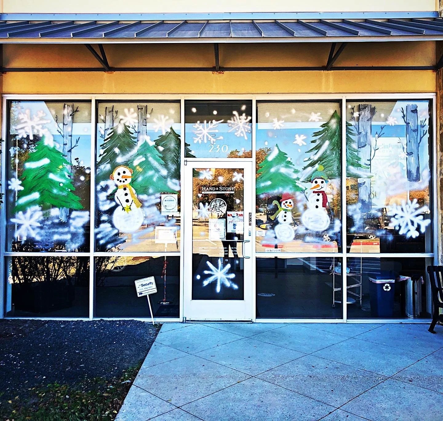 Did some ❄️ 🎨 on @handandstone_arbortrails !!
🖌
#windowart #painting #winter #winterpainting