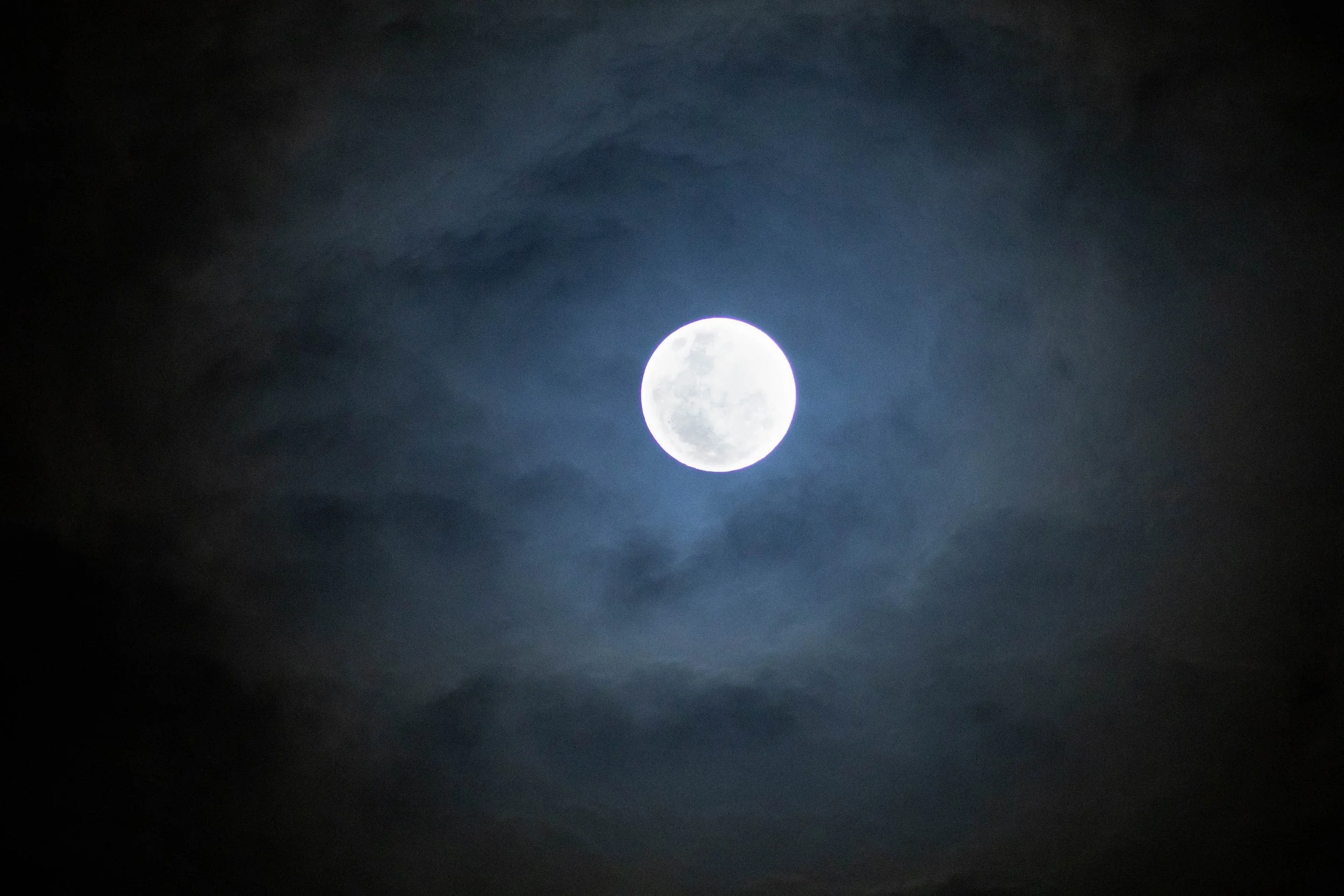 moon_in_sky_1.jpg