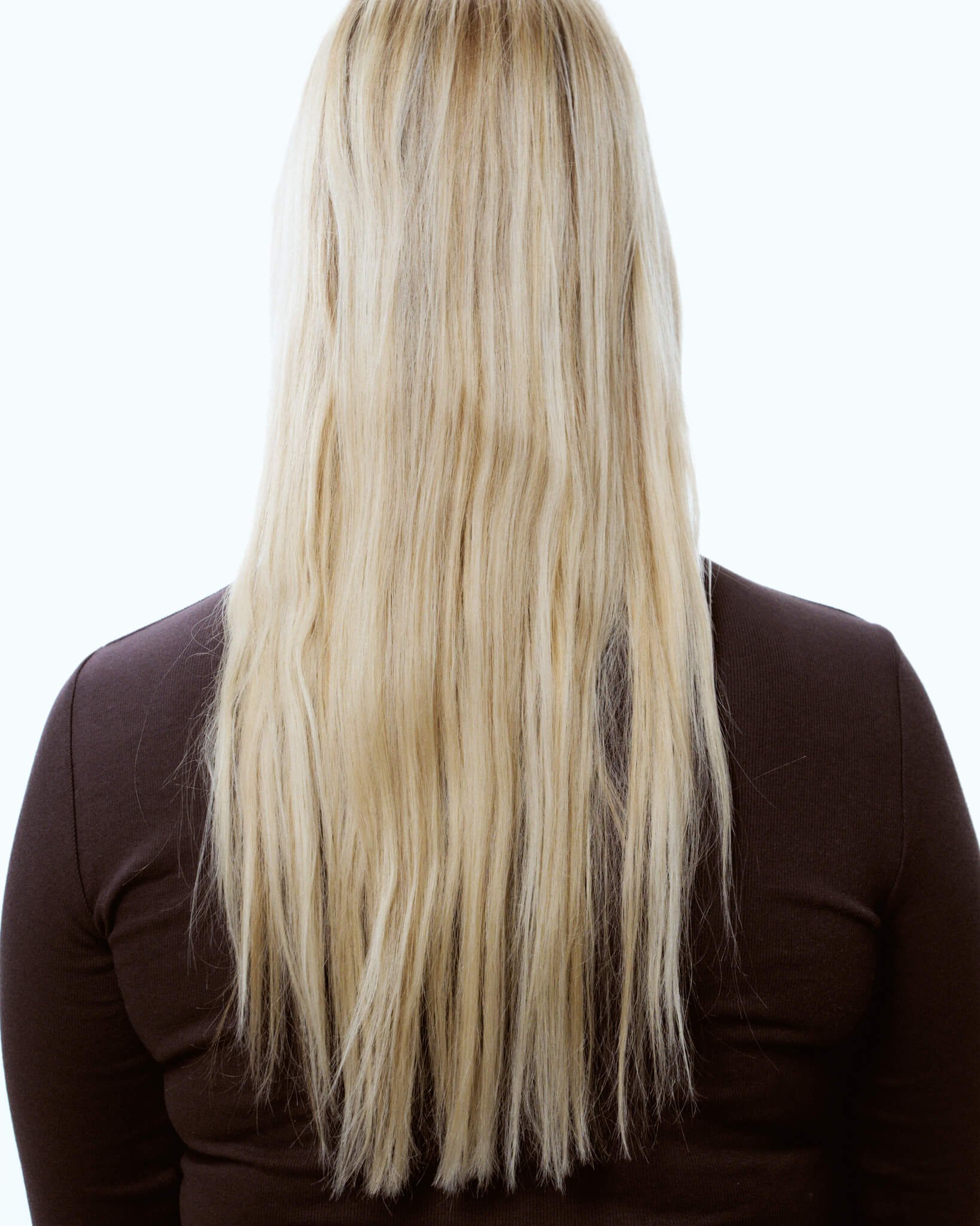 Vorher: Rückenansicht dünnes blondes Haar vor Weft Extensions bei extend Zürich