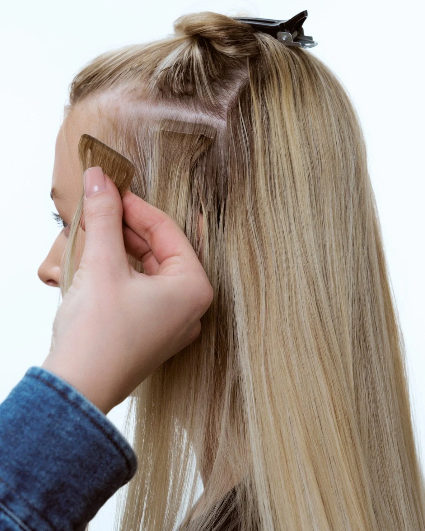 Friseurin setzt Tape-in Extensions ein - professionelle Haarverlängerung bei extend Zürich