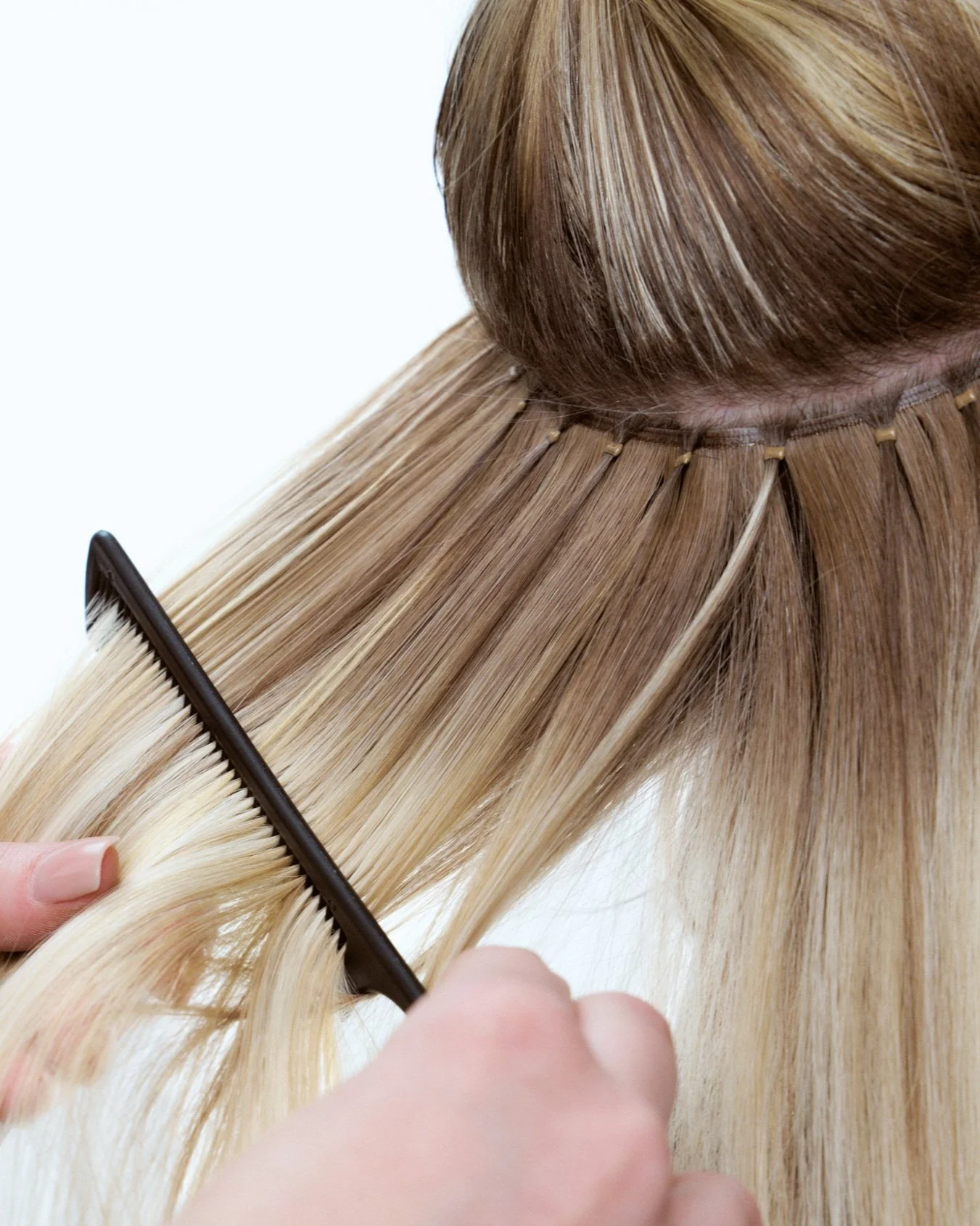 Friseurin kämmt Weft Extensions - Micro Weft Haarverlängerung bei extend Zürich ab CHF 119.-/Mt.