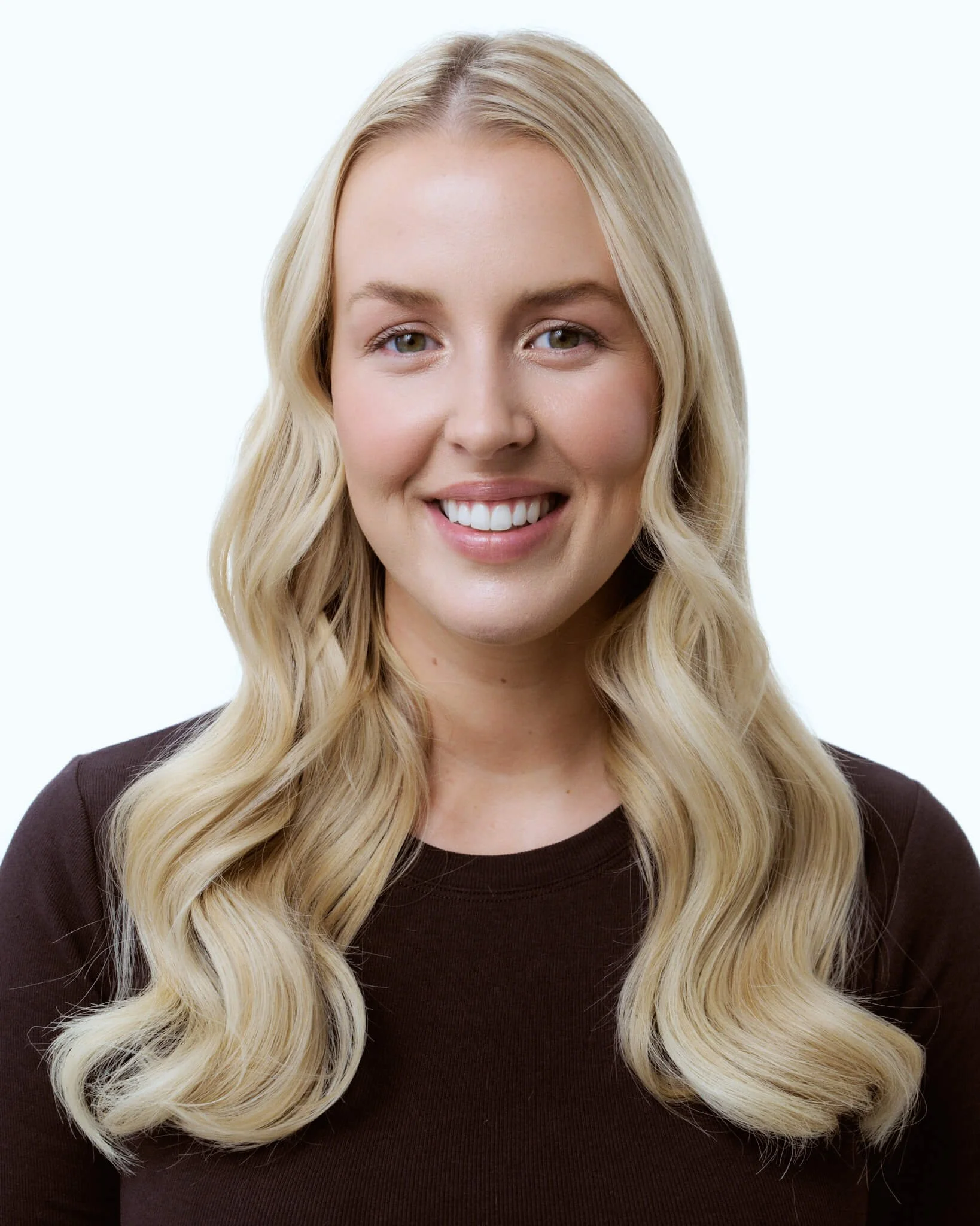 Nachher: Frau mit vollen blonden Hair Extensions von extend Zürich - natürliches Ergebnis