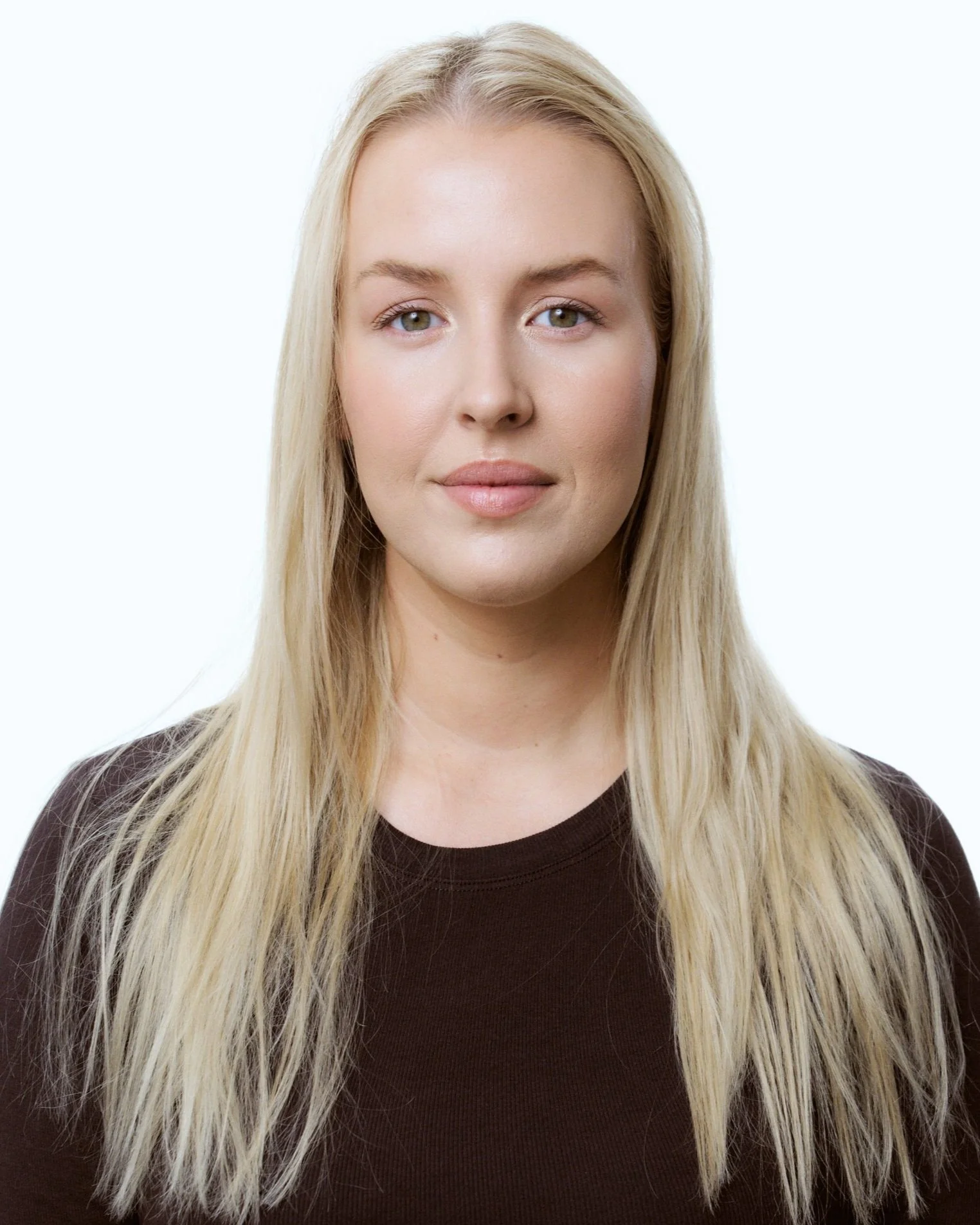 Vorher: Frau mit dünnem blonden Haar vor Haarverlängerung bei extend Zürich