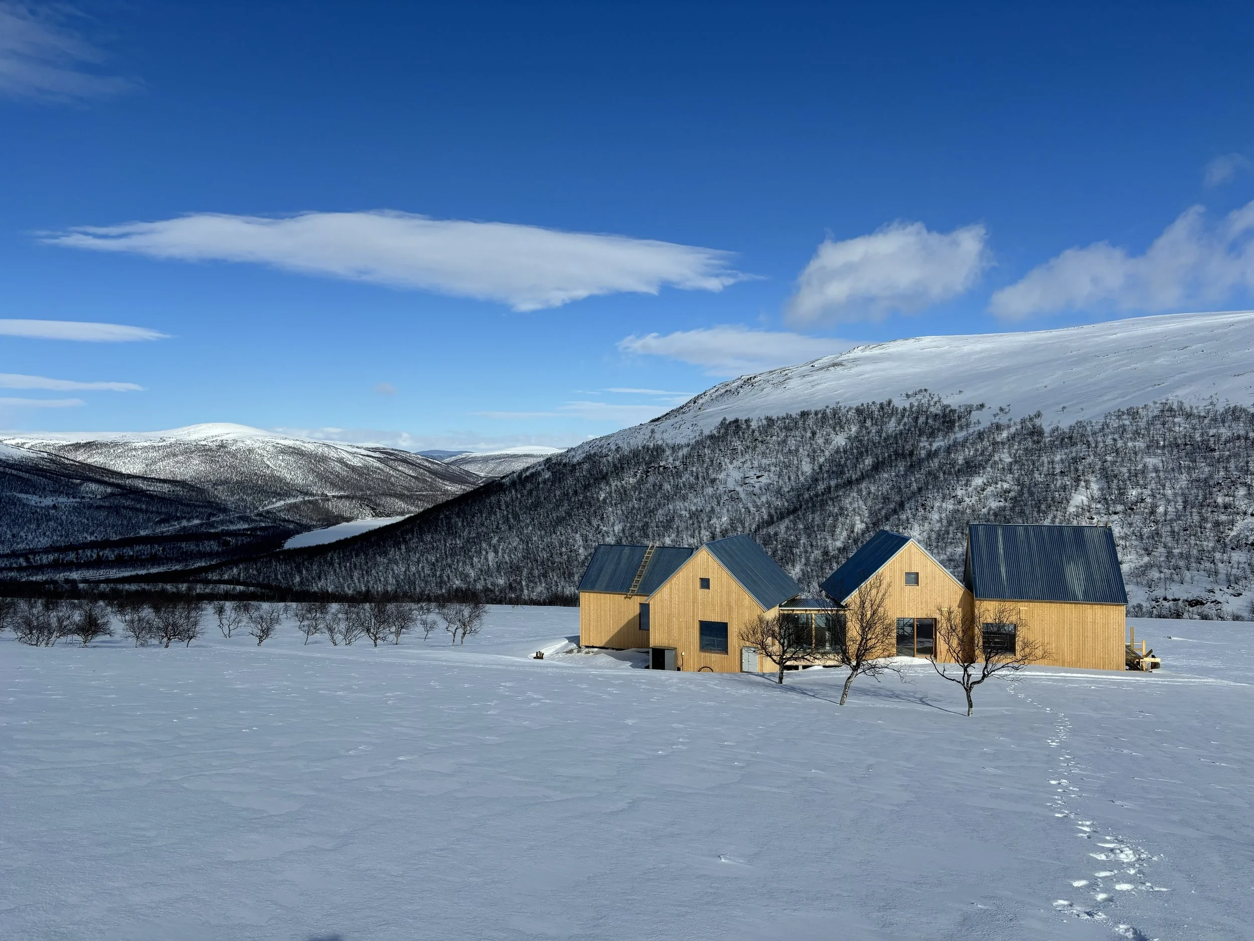 Mökki keväällä 2025.jpg