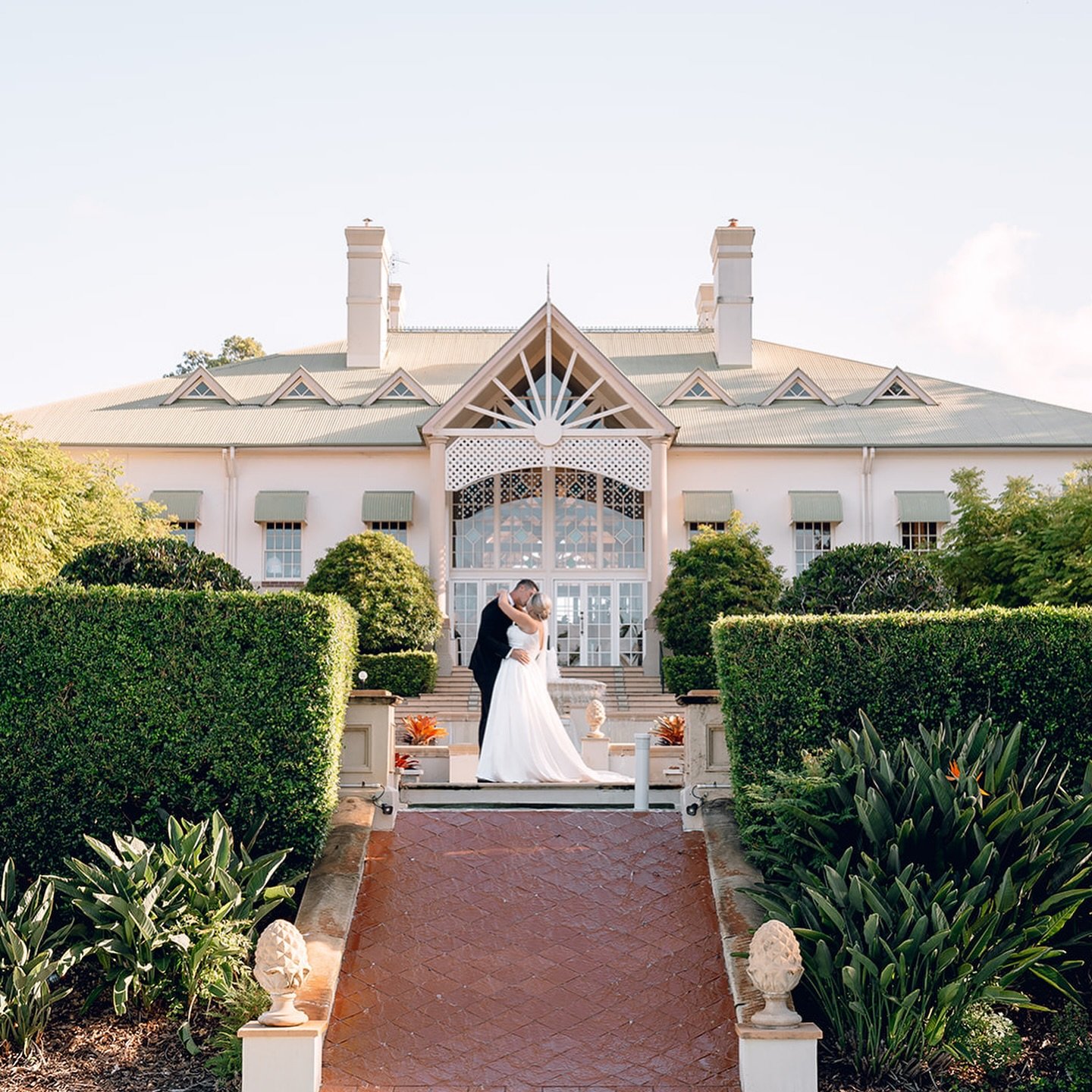 There are some venues that just stick with you long after the wedding is over. @sanctuarycoveweddings  is *chef&rsquo;s kiss* for photo ops! Throw back to T&amp;R&rsquo;s magical day 🥂✨

📸 @alignedweddings