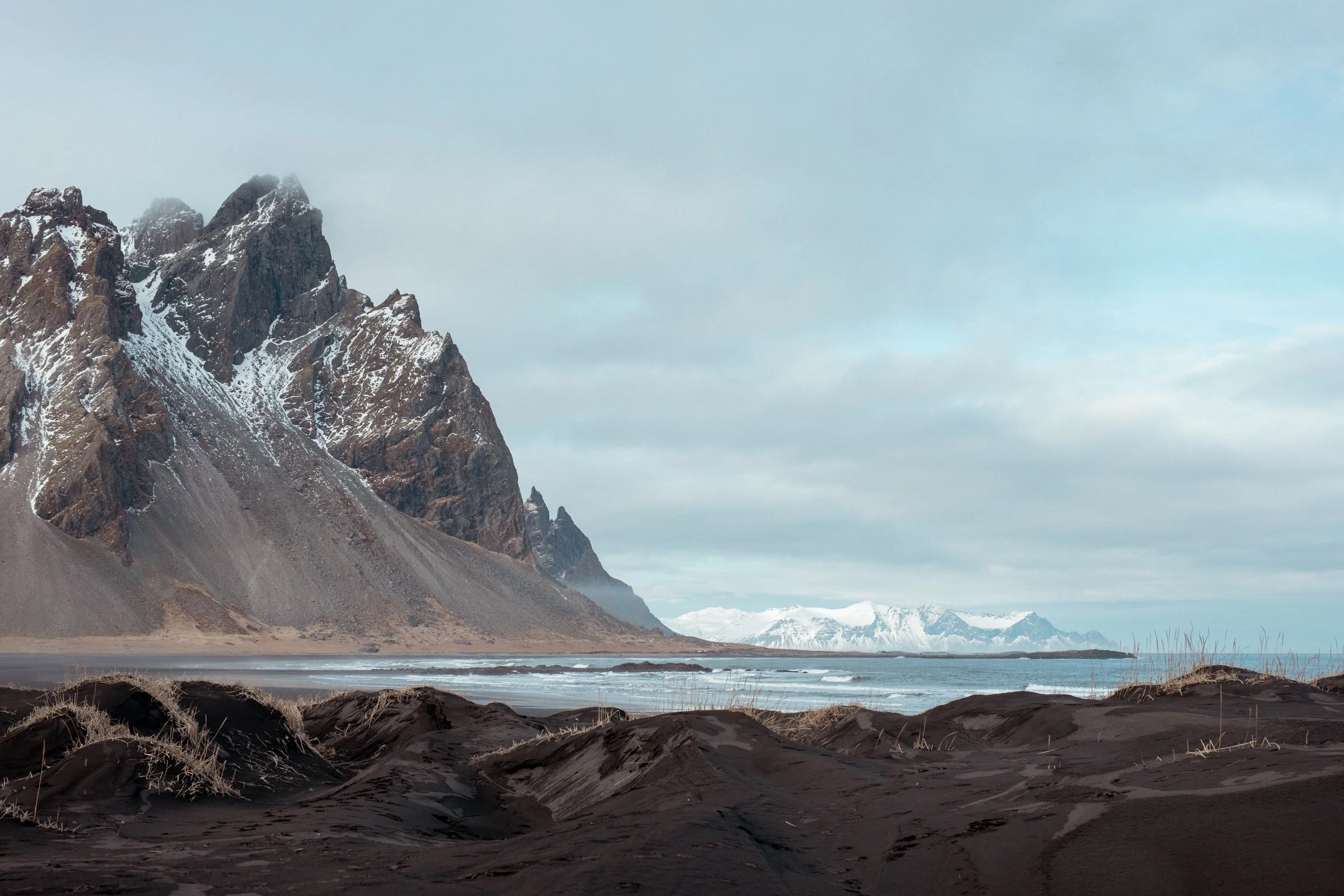 View over icelandic beach and mountains