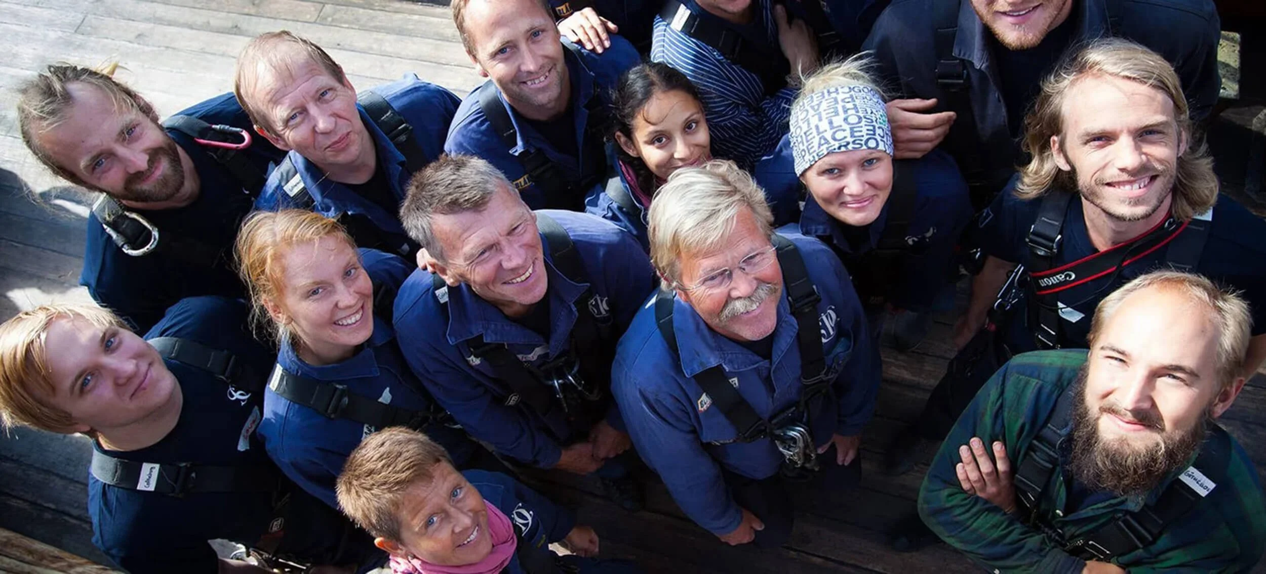 En grupp människor, troligtvis vandrare eller fjällguide, samlade för en gruppbild utomhus.