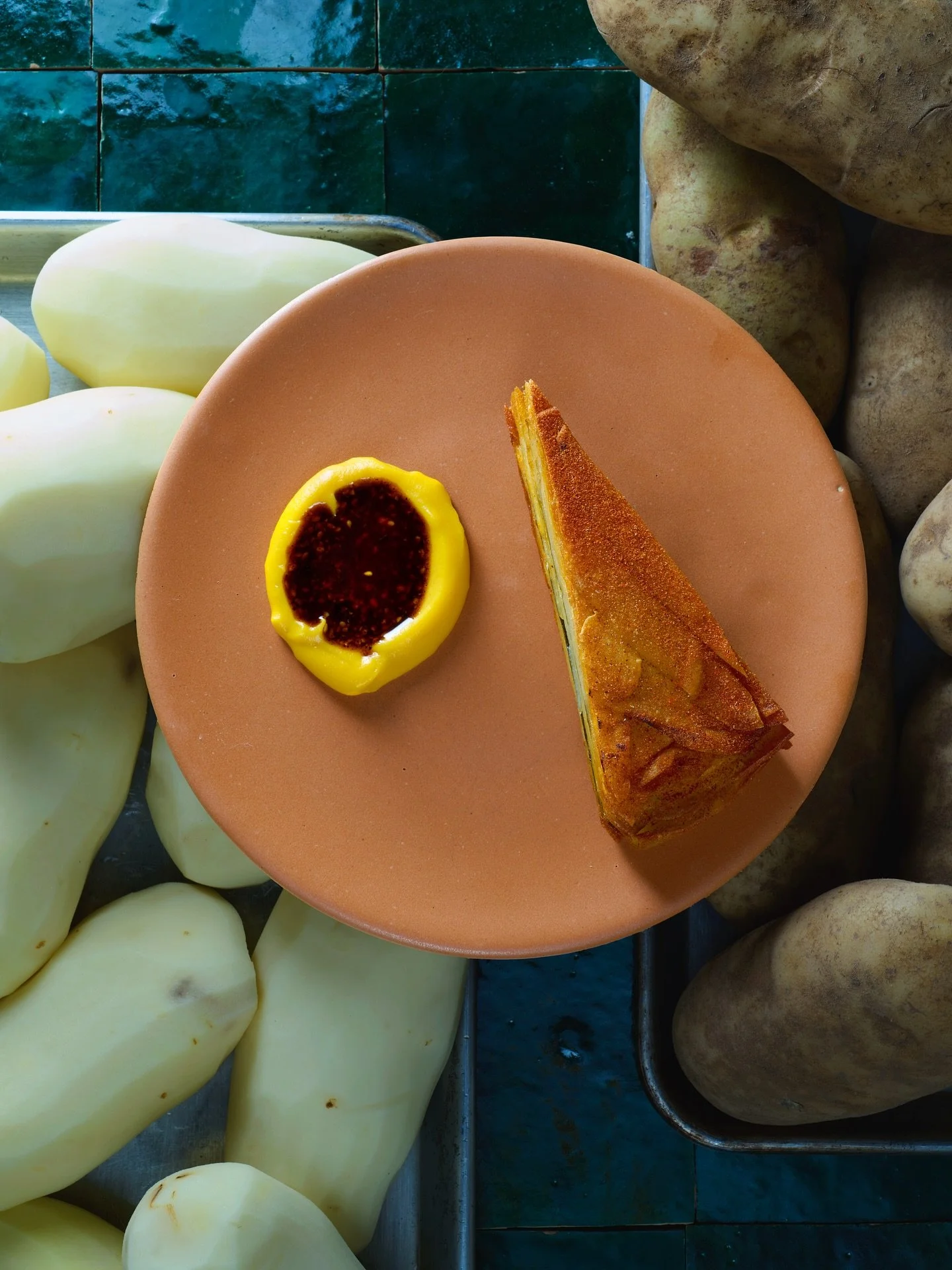 𝐌𝐢𝐥 𝐇𝐨𝐣𝐚𝐬 𝐏𝐨𝐭𝐚𝐭𝐨, 𝐇𝐨𝐣𝐚 𝐒𝐚𝐧𝐭𝐚, 𝐒𝐚𝐥𝐬𝐚 𝐌𝐚𝐜𝐡𝐚

This dish has fast become one of our signatures here at Comal, and for good reason!

We peel the potatoes ultra-thin before layering them with fresh Hoja Santa Leaves and bro