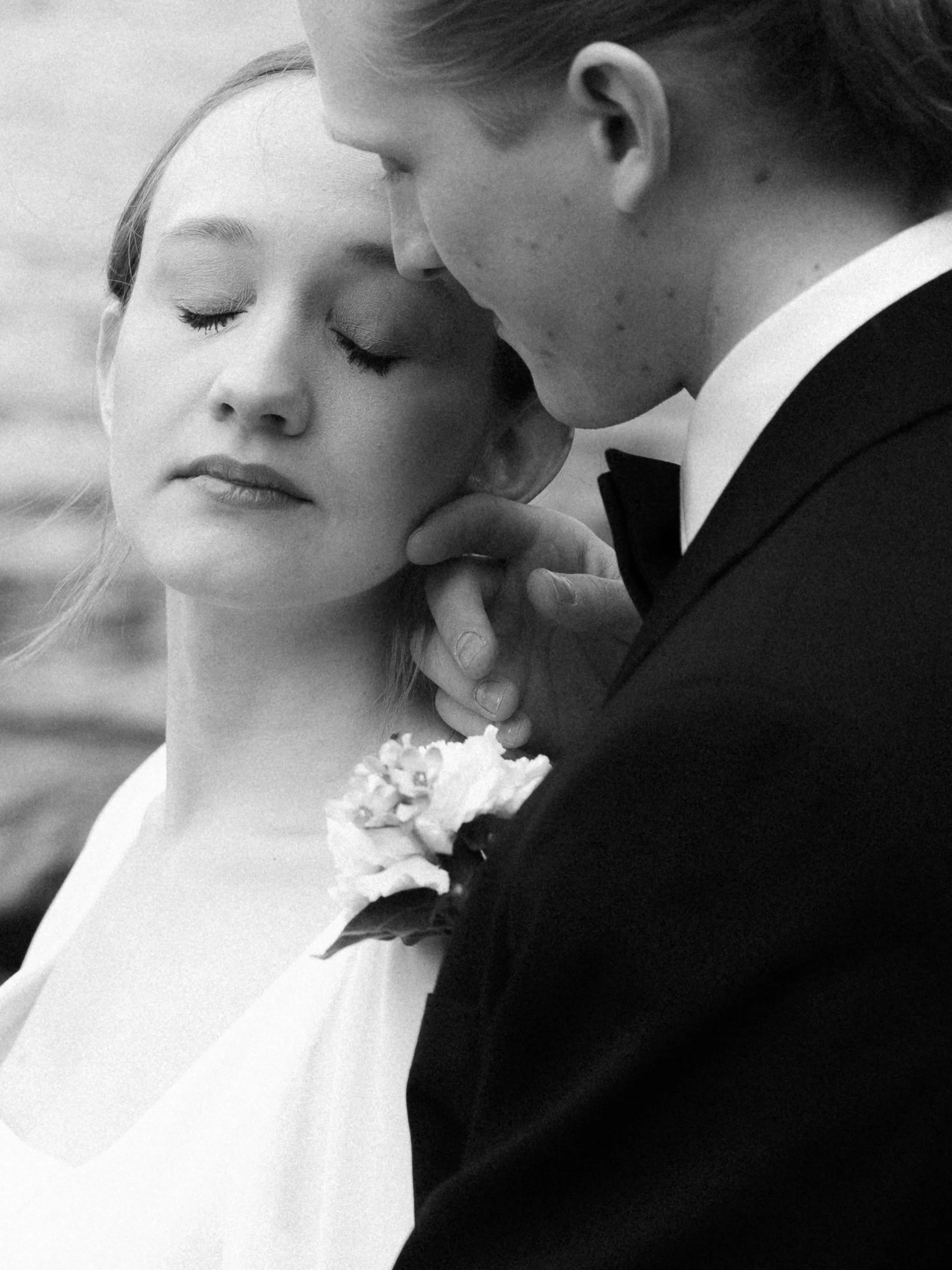 Moments and everything in between

So excited to start the wedding season 2026 this Saturday!<3 

#h&auml;&auml;kuvaaja#destinationweddings#authenticwedding#weddingonfilm#europeanweddingphotographer
