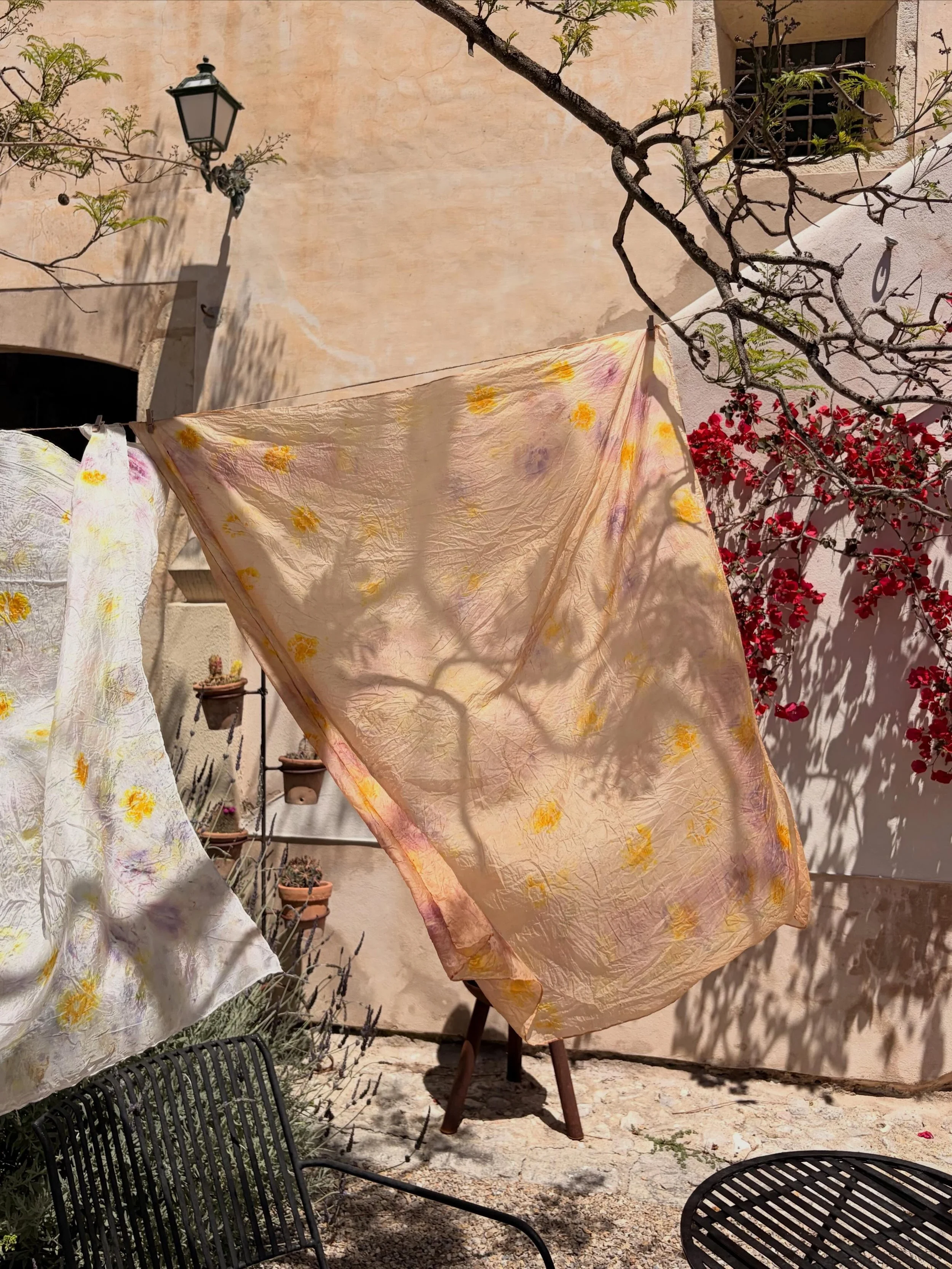 I spent a beautiful afternoon with @casafiguera and @hartspaces today naturally dyeing silk scarves. We foraged wildflowers like daisies, lavender and poppies, then learned all about natural dyeing techniques and different folding methods to create o