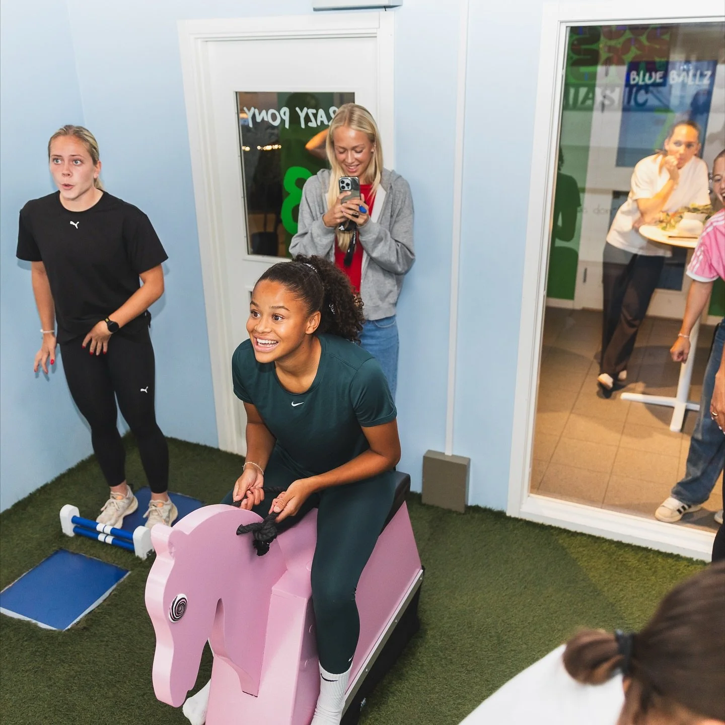Vi tar emot alla m&ouml;jliga g&auml;ster p&aring; v&aring;ra anl&auml;ggningar, tex svenska m&auml;stare av damallsvenskan! 
Stort grattis @bkhackenofcl till guldet👏🥳⚽️🏆🥇