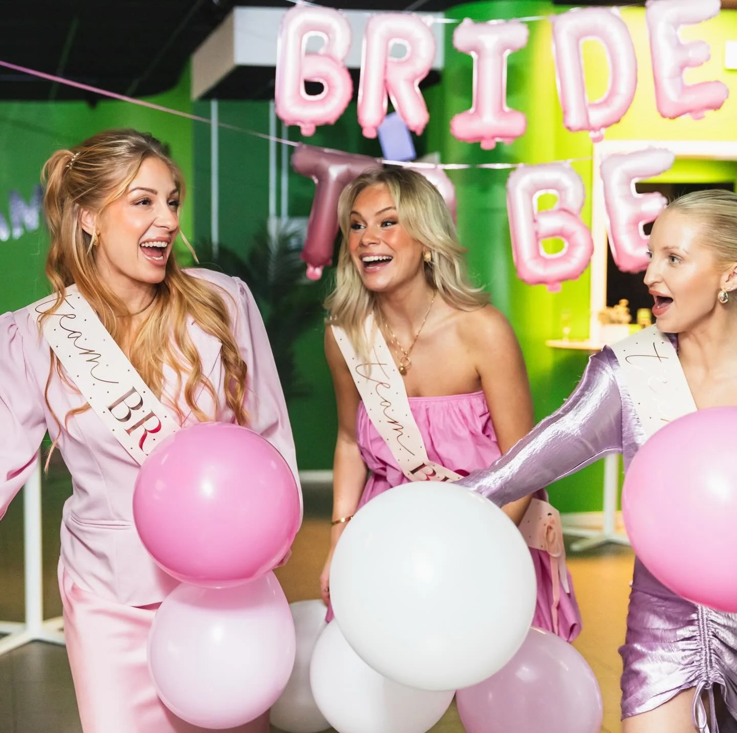 Oavsett om ni vill ha ett mindre inslag eller ett lite st&ouml;rre, finns vi d&auml;r f&ouml;r er, redo att s&auml;tta in energi och skratt p&aring; er svensexa eller m&ouml;hippa.

Det &auml;r mycket jobb med att planera en s&aring;dan stor dag, l&a